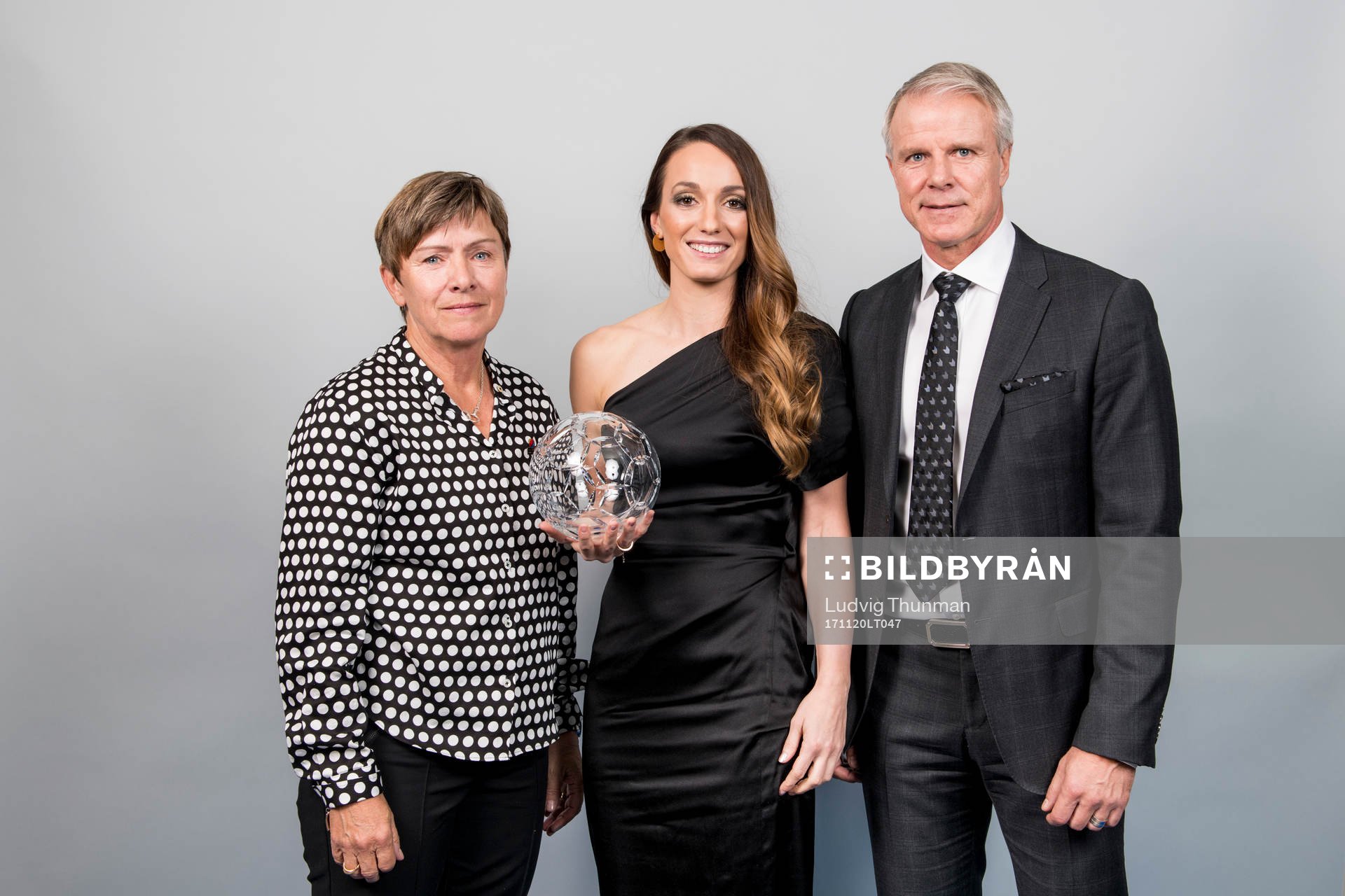 Annette Börjesson, Kosovare Asllani, årets mittfältare dam och Roland Nilsson poserar för ett porträtt under Fotbollsgalan den 20 november 2017 i Stockholm. Asllani vann pris för årets mittfältare.