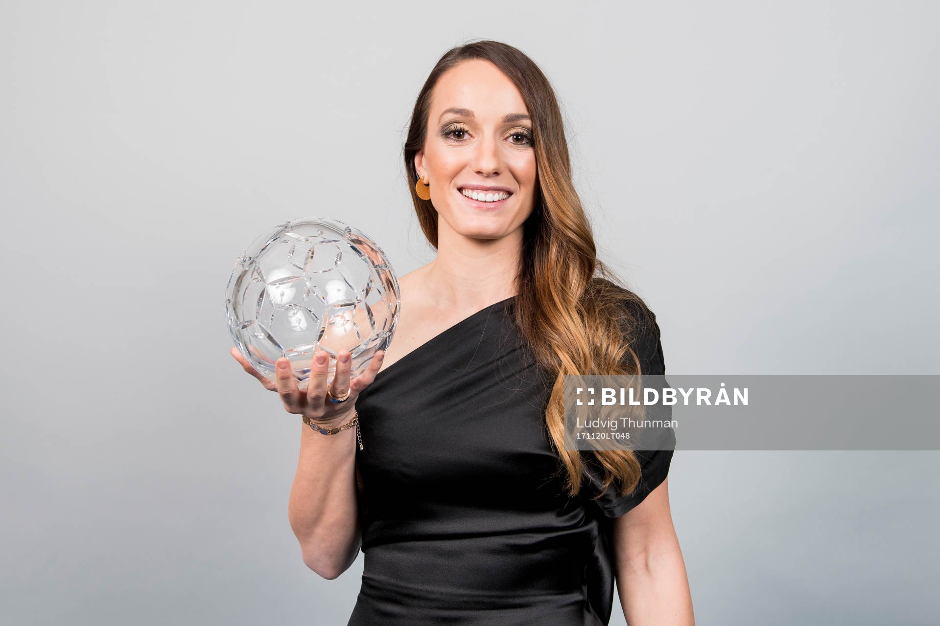 Kosovare Asllani, årets mittfältare dam poserar för ett porträtt med priset för årets mittfältare under Fotbollsgalan den 20 november 2017 i Stockholm.
