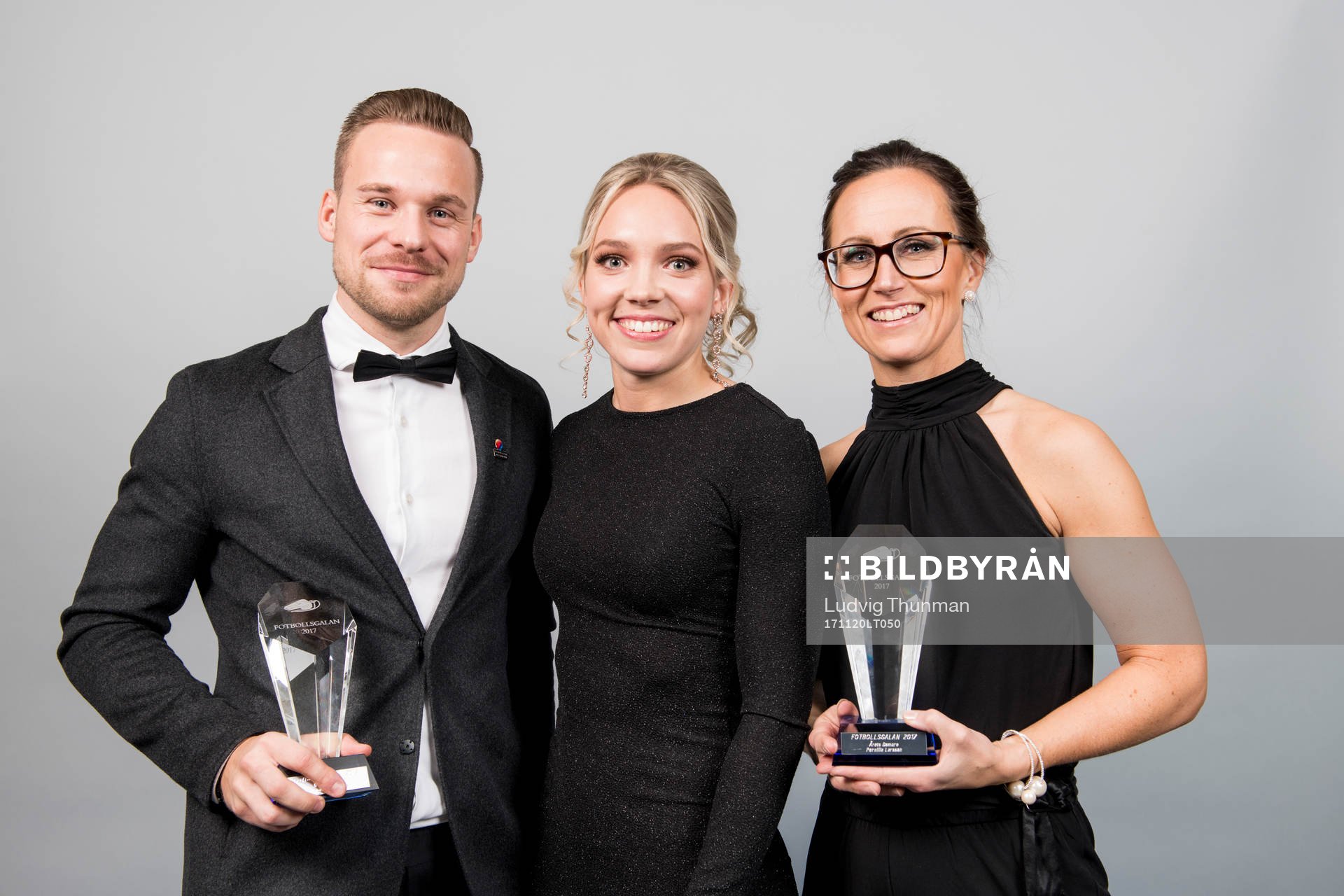 Kristoffer Karlsson, årets domare herr, Elin Rubensson och Pernilla Larsson årets domare dam poserar för ett porträtt under Fotbollsgalan den 20 november 2017 i Stockholm.