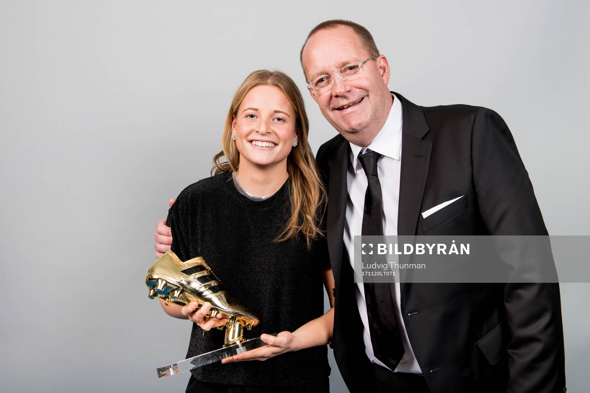 Anna Anvegård, årets skyttedrottning Elitettan och Mats Magnusson poserar för ett porträtt under Fotbollsgalan den 20 november 2017 i Stockholm.
