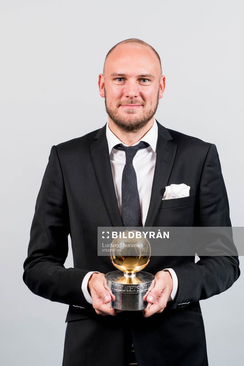 Andreas Granqvist poserar med guldbollen