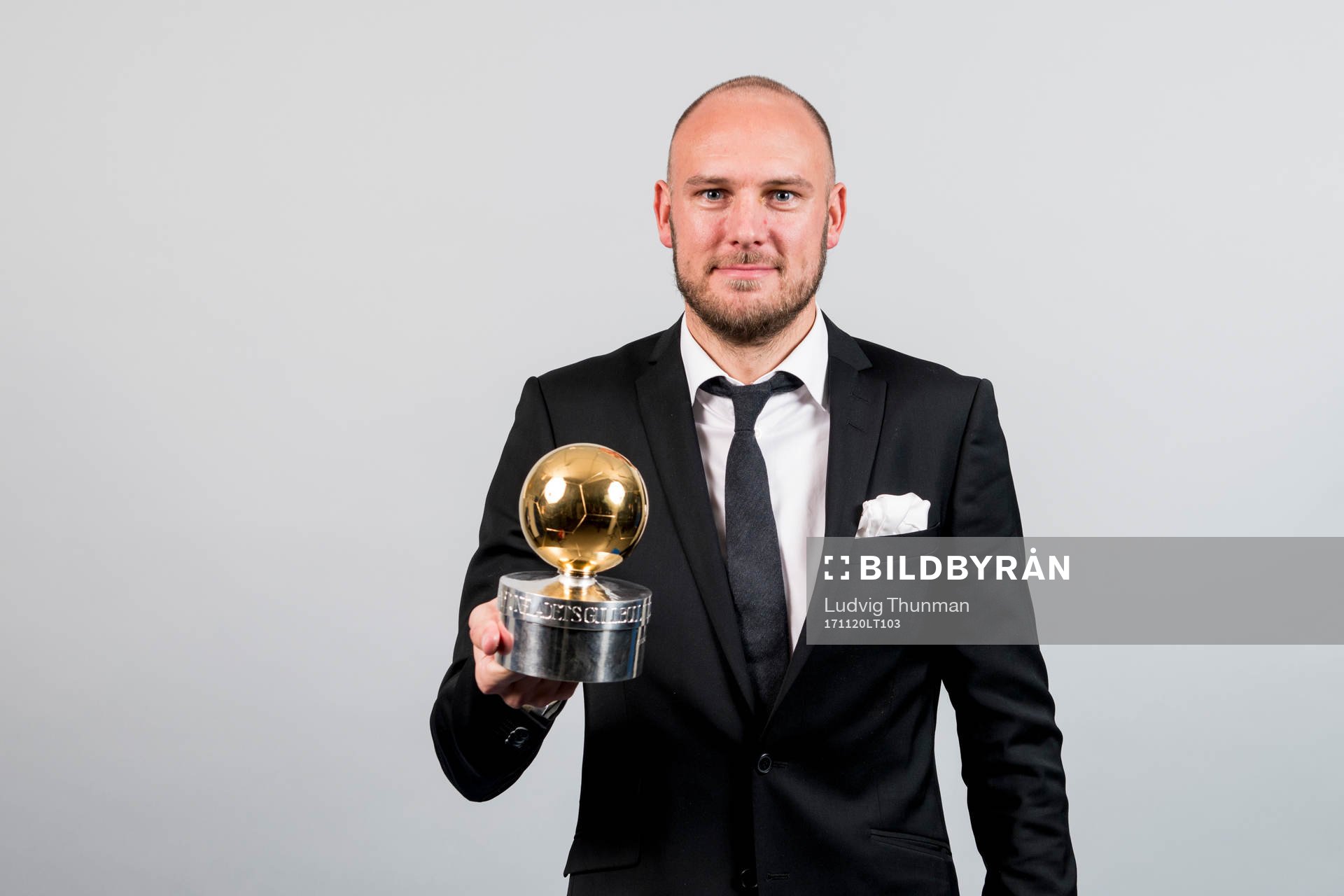 Andreas Granqvist poserar med guldbollen