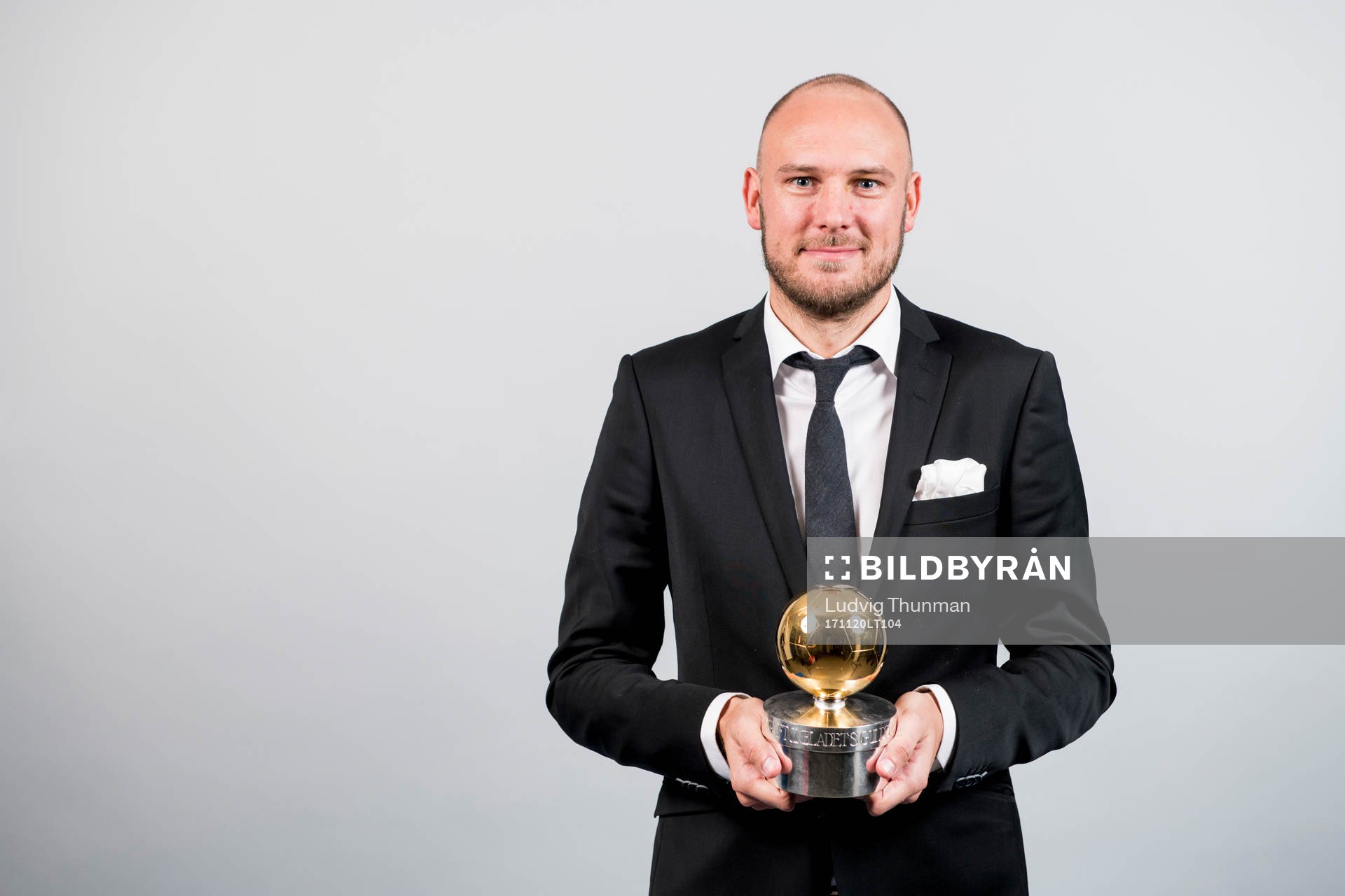 Andreas Granqvist poserar med guldbollen