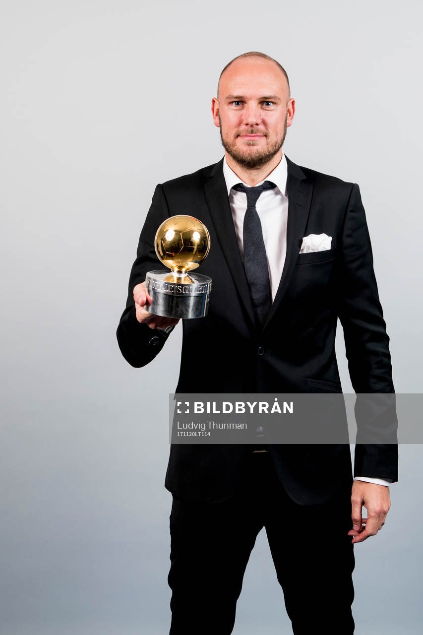 Andreas Granqvist poserar med guldbollen
