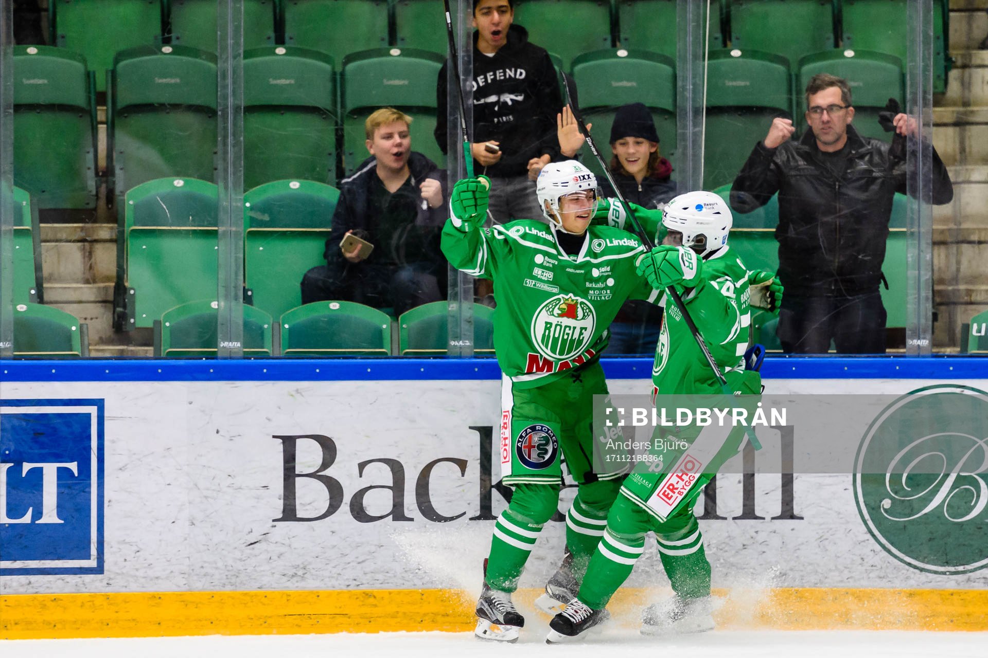 Rögles Samuel Jonsson och Edwin Hedberg jublar