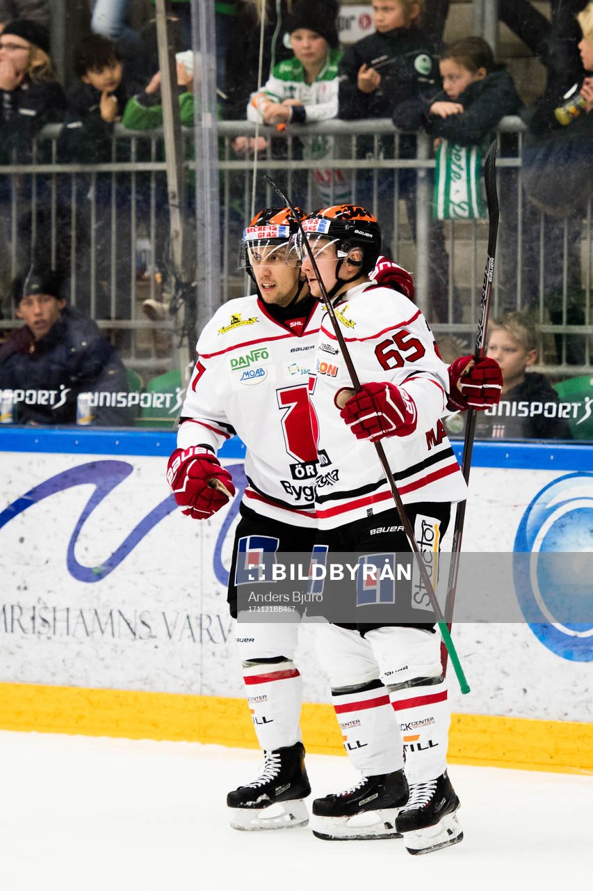 Örebros Daine Todd och Sakari Manninen jublar
