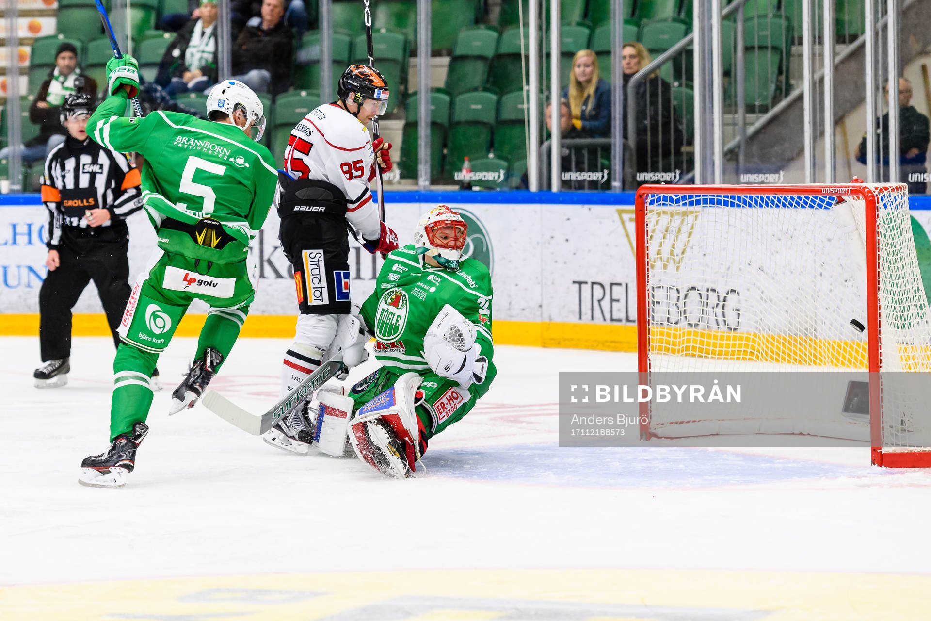 Örebros Kalle Olsson ser pucken i mål bakom Rögles