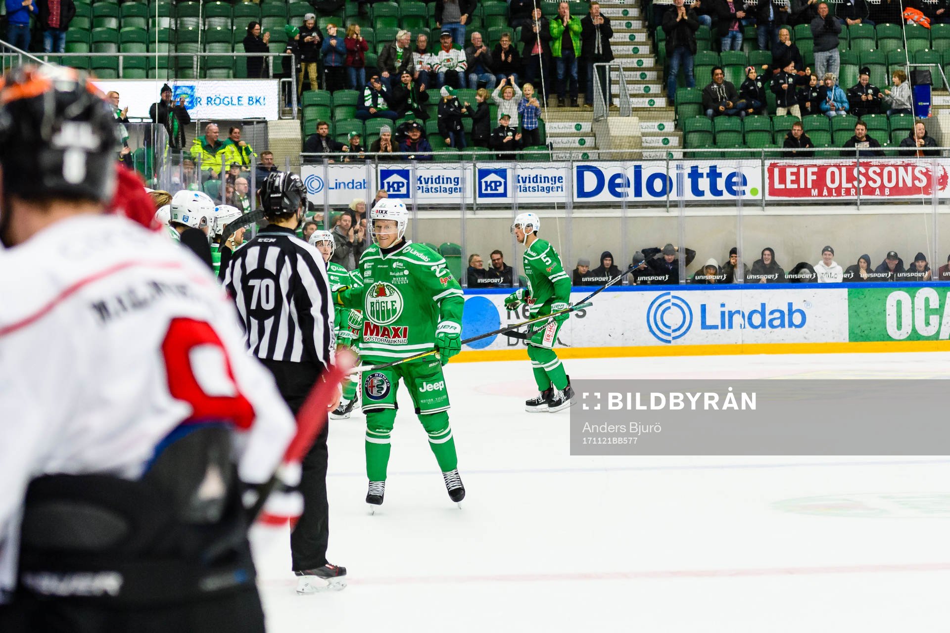 Rögles Jesper Williamsson jublar med båset
