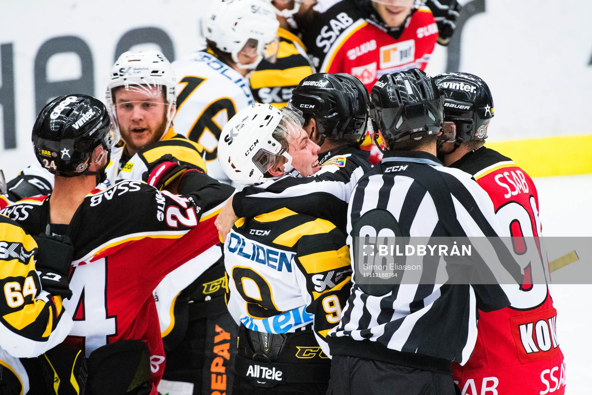 Skellefteås Tim Söderlund och Luleås Robin Kovacs gruffar