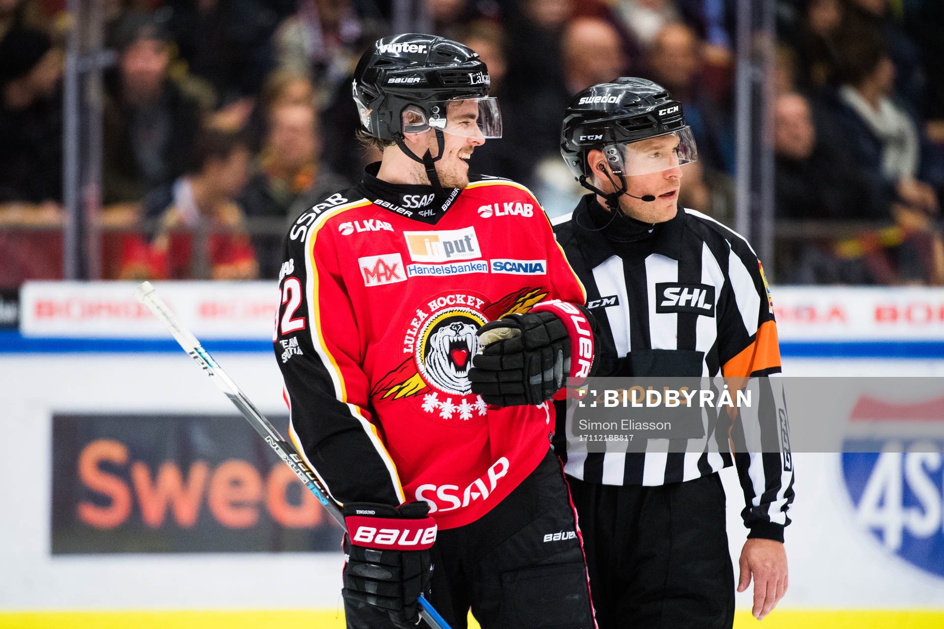 Luleås Oscar Engsund och domaren Tobias Björk