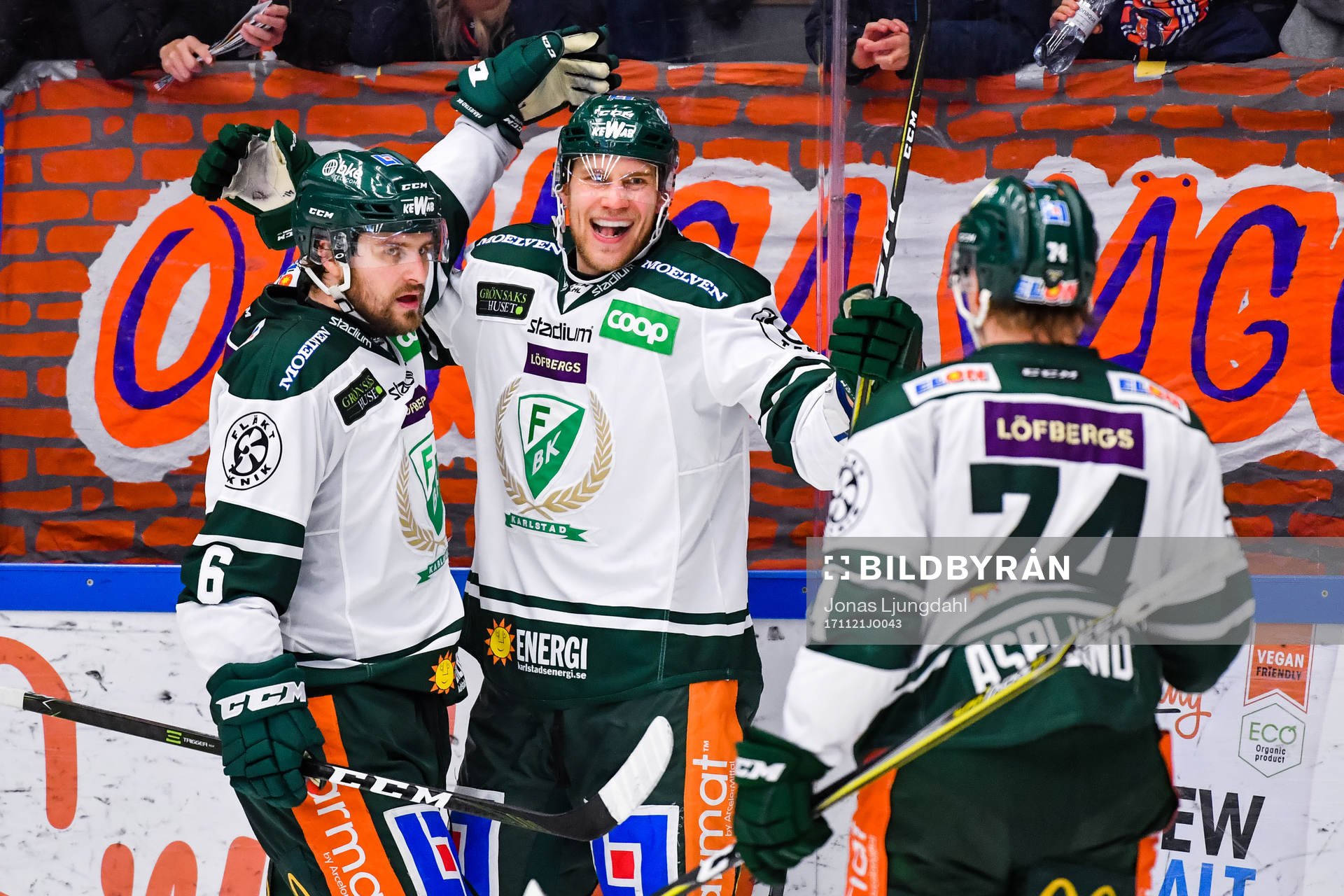 Färjestads Mikael Wikstrand och Rasmus Asplund jublar med