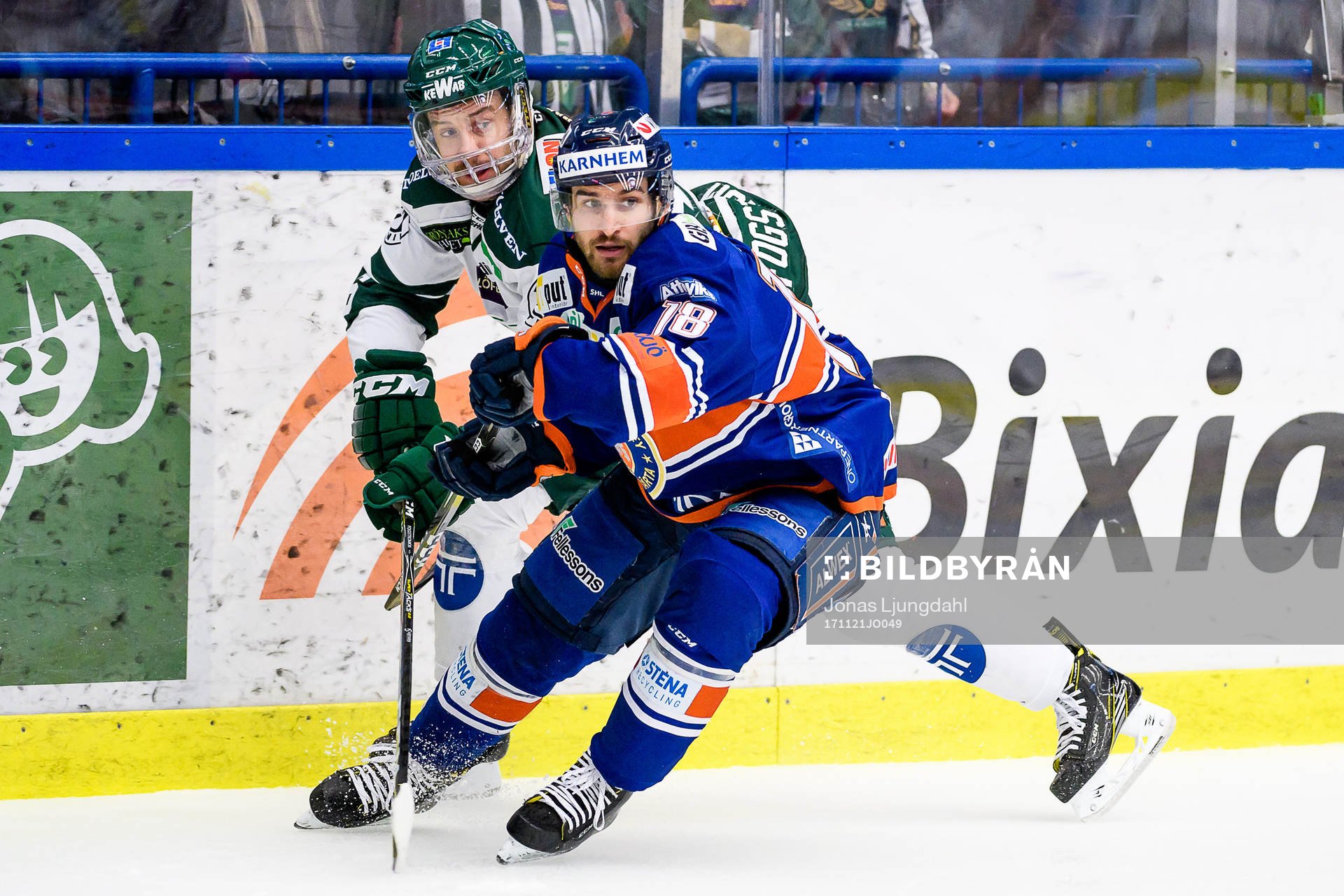 Växjös Andrew Calof jagas av Färjestads Niklas Fogström