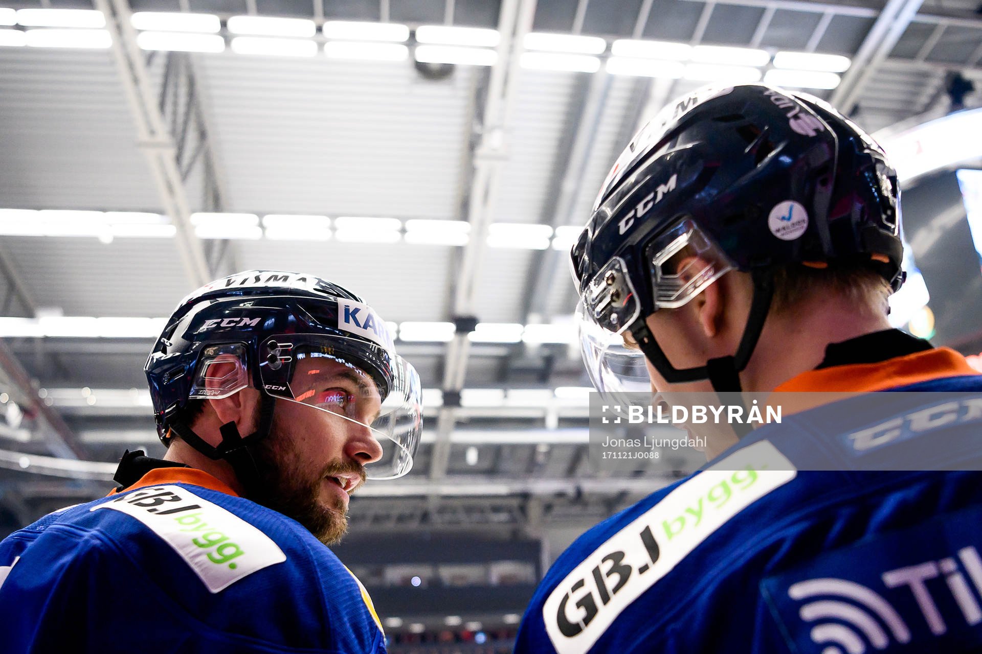 Växjös Noah Welch pratar med Elias Pettersson