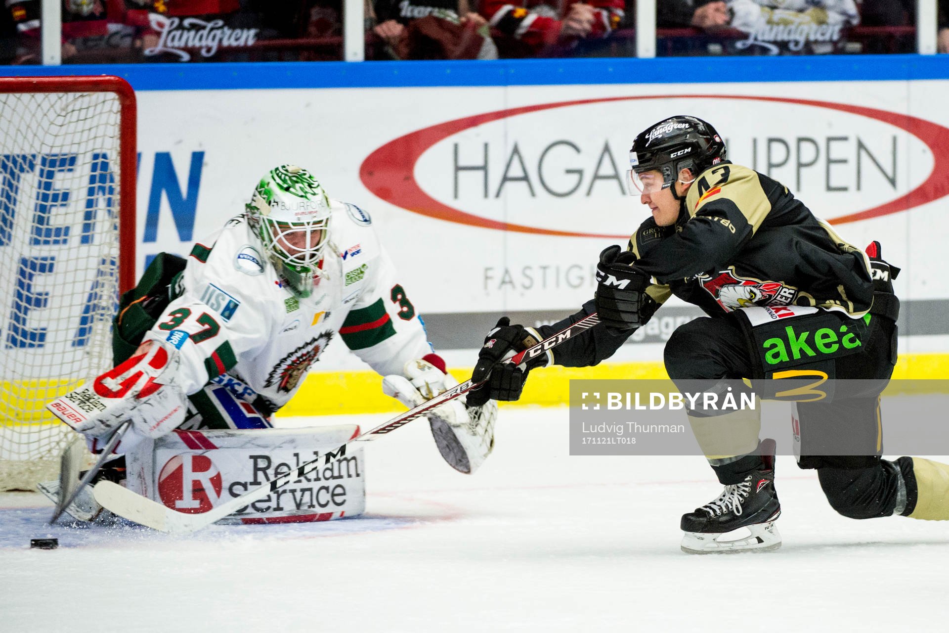 Frölundas målvakt Johan Gustafsson och Malmö Redhawks