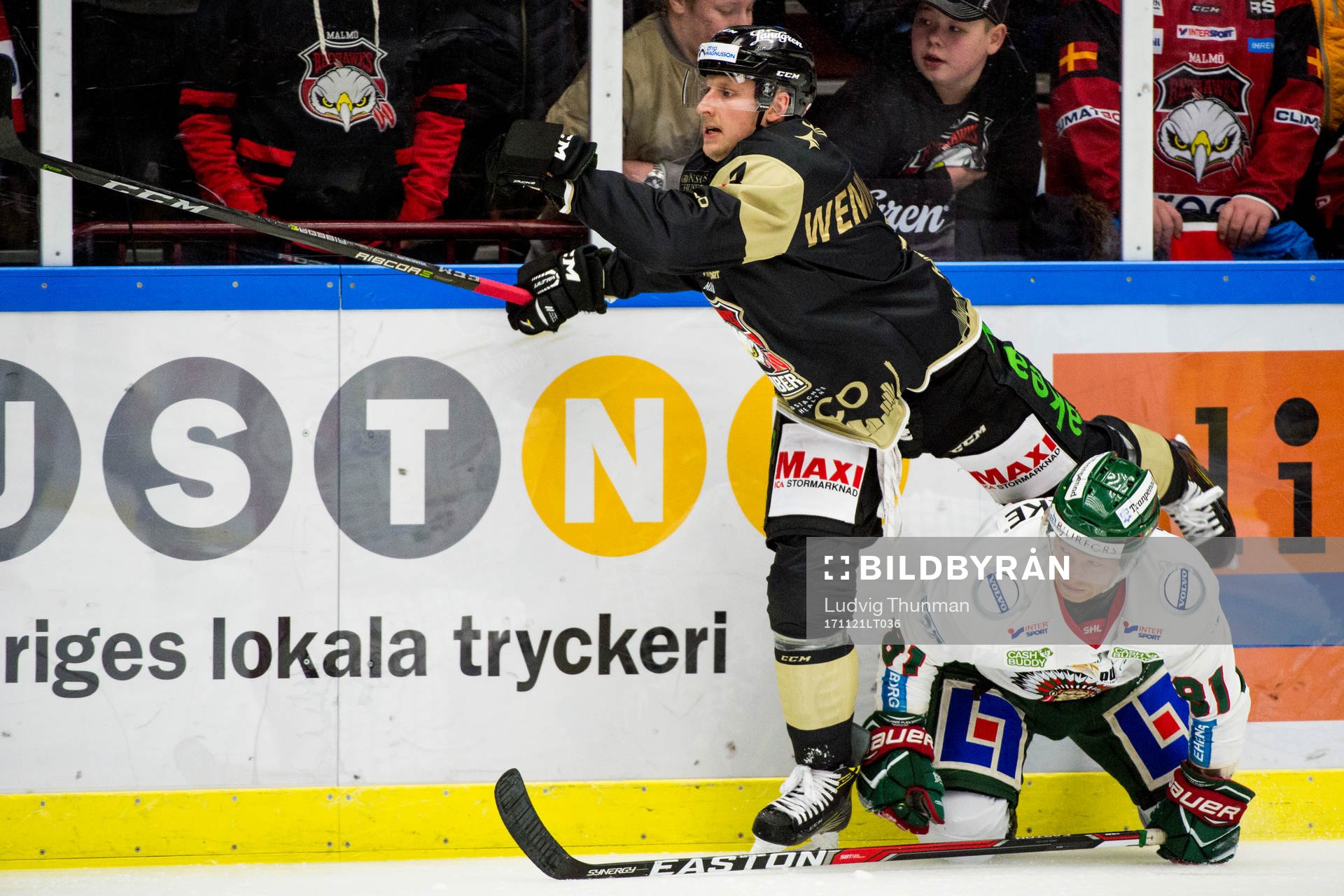 Malmö Redhawks Axel Wemmenborn och Frölundas Ryan Lasch