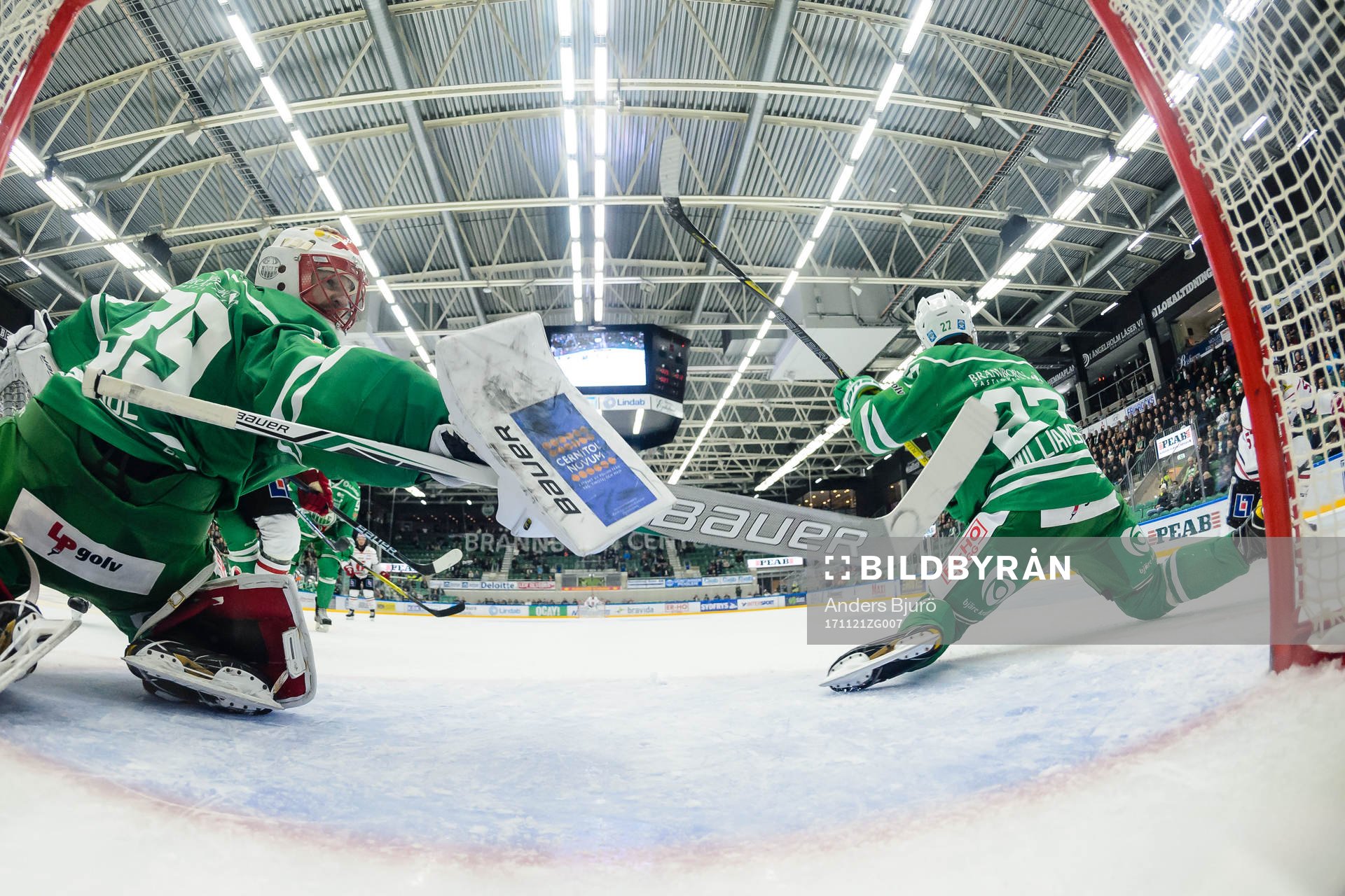 Örebros Daine Todd (ej i bild) gör 1-3 bakom Rögles