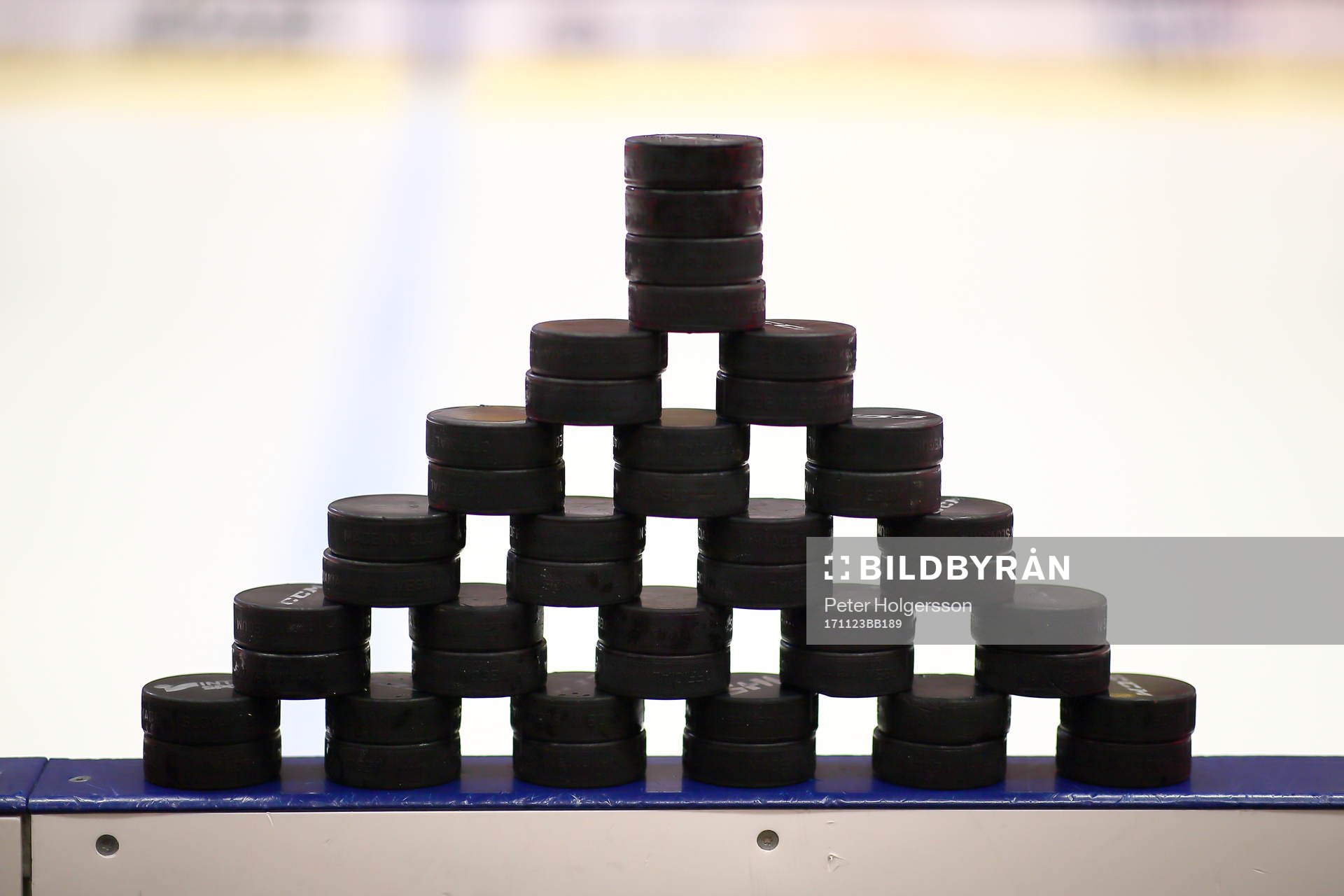 Puckar före ishockeymatchen i SHL mellan Linköping och