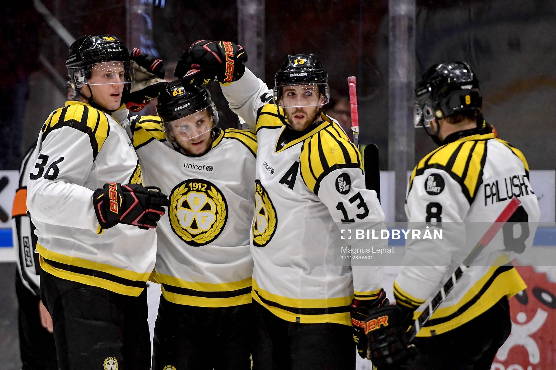 Brynäs Juuso Ikonen jublar med lagkamrater