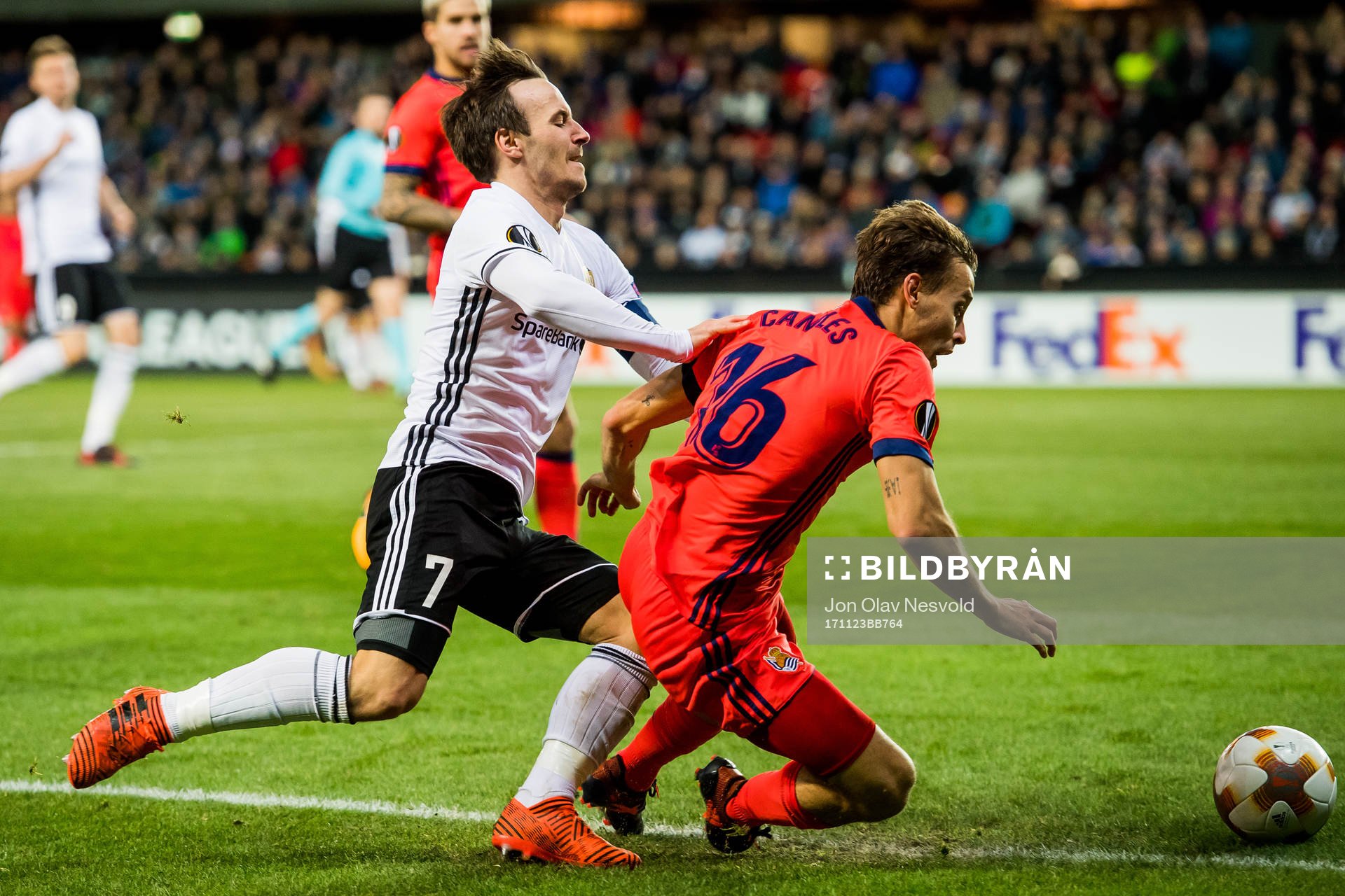 Mike Jensen of Rosenborg and Sergio Canales of Real Sociedad during the UEFA Europa League match between Rosenborg and Real Sociedad on November 23, 2017 in Trondheim.