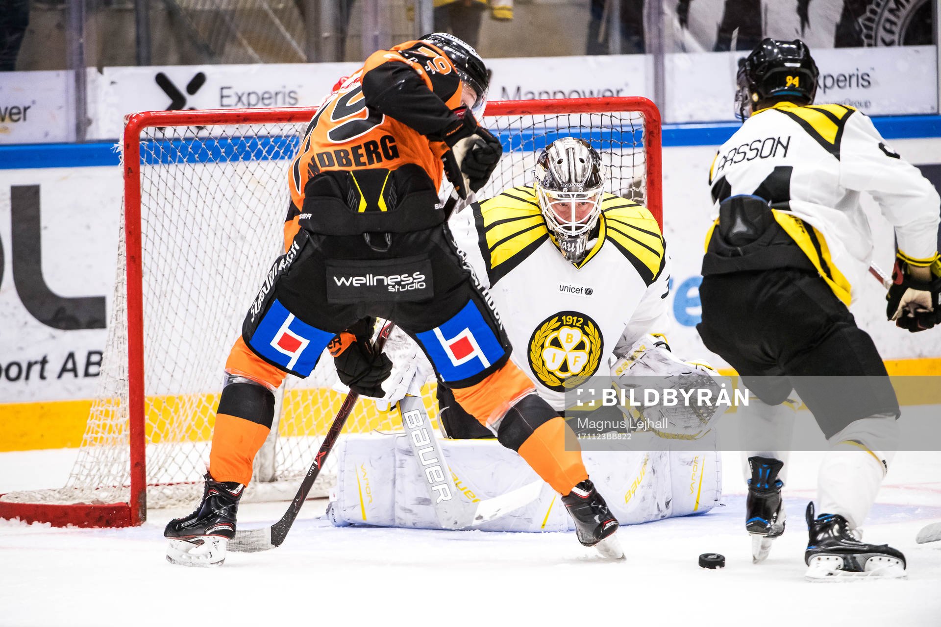 Karlskronas Emil Lundberg oroar framför Brynäs målvakt