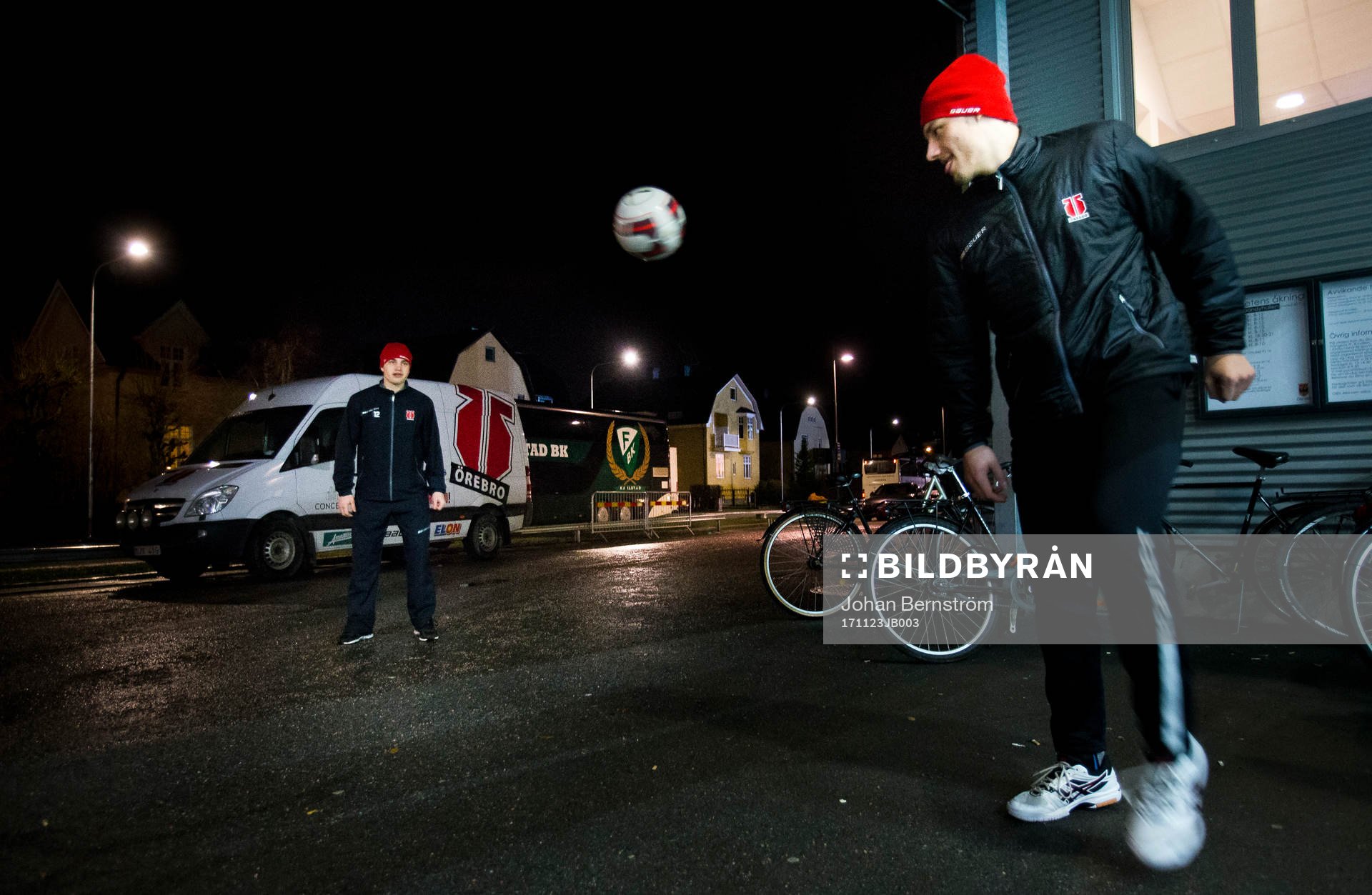 Örebros Glenn Gustafsson värmer upp med fotboll