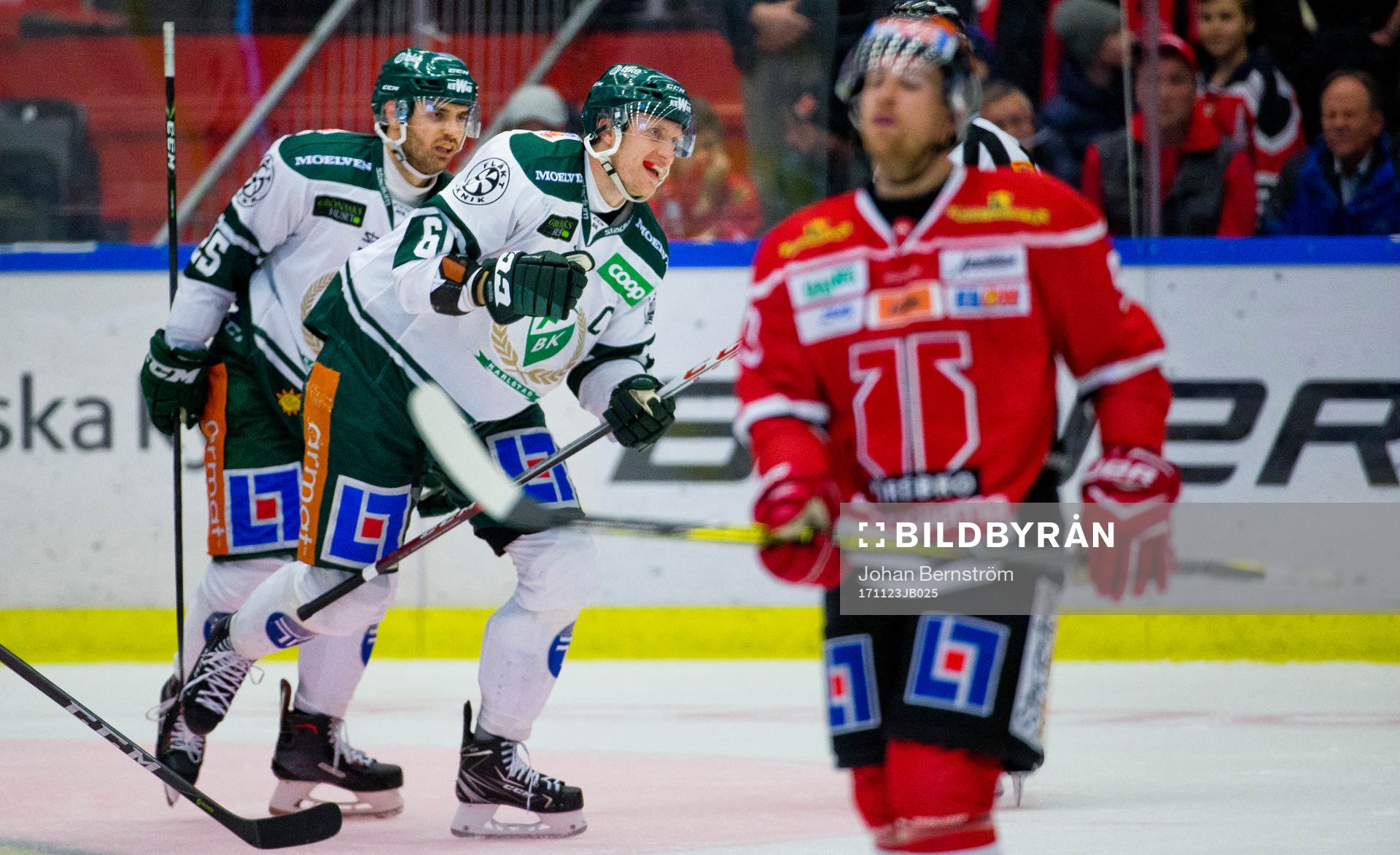 Färjestads Johan Ryno gör 1-4 och jublar med Martin