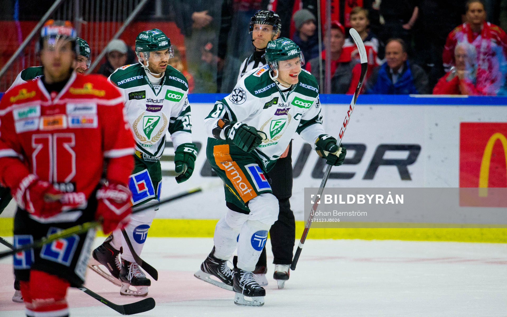 Färjestads Johan Ryno gör 1-4 och jublar med Martin