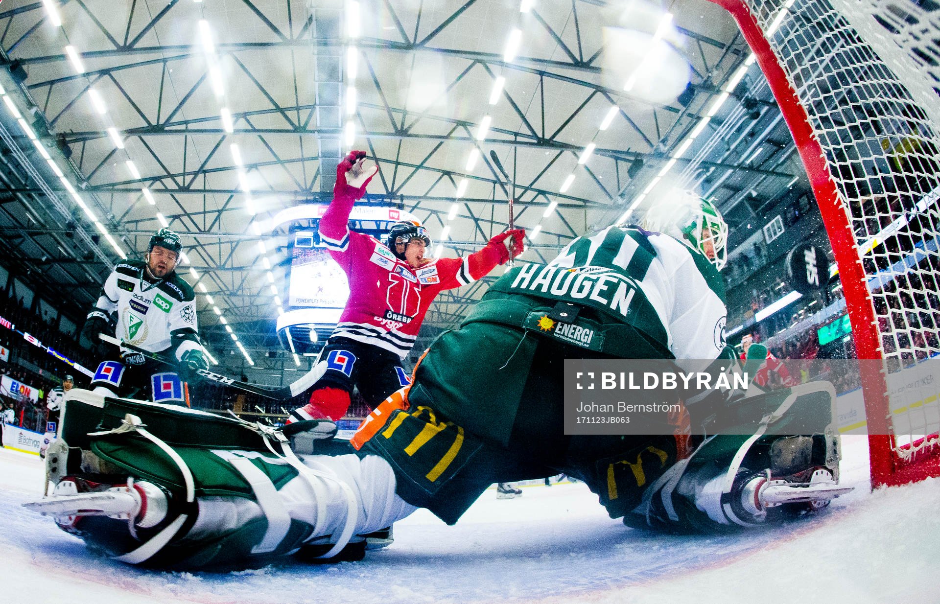Örebros Glenn Gustafsson gör 1-2 på Färjestads målvakt