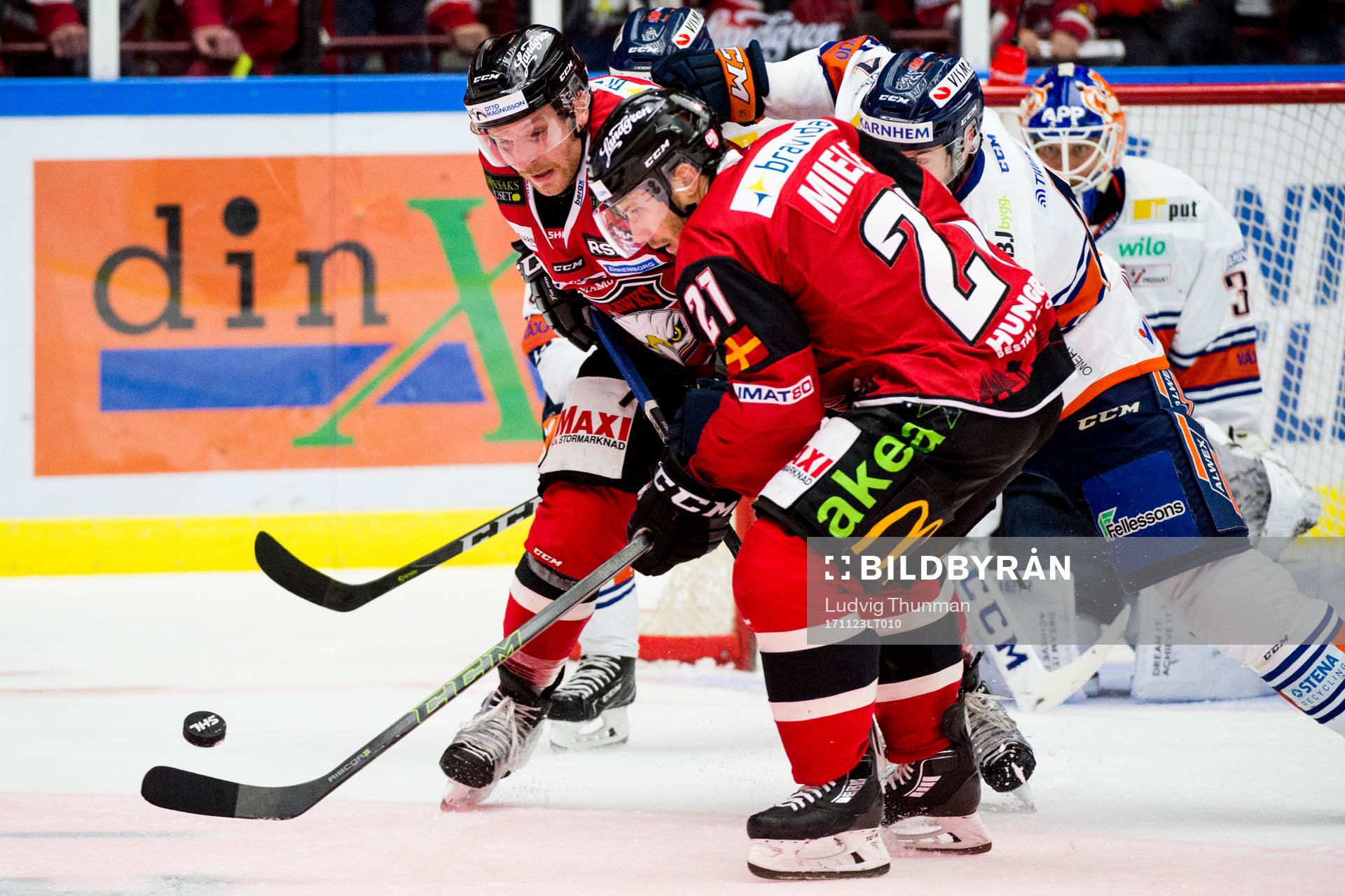 Malmö Redhawks Frederik Storm och Andy Miele i kamp om