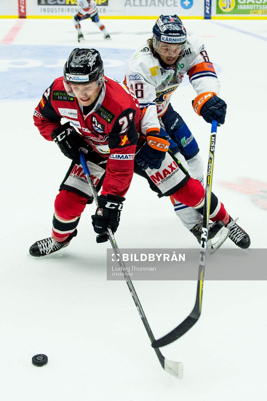 Malmö Redhawks Lars Bryggman i kamp om pucken med Växjös
