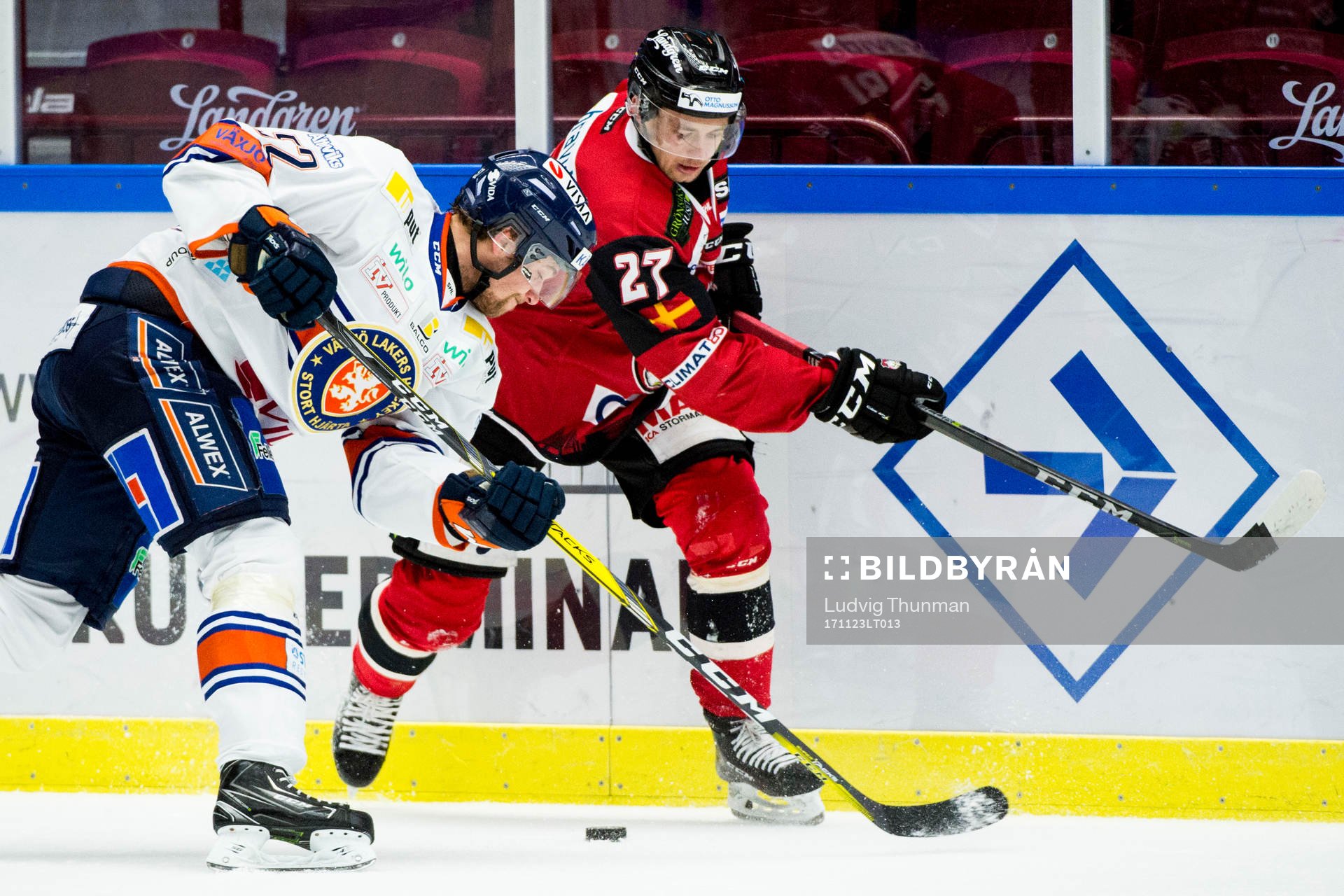 Växjös Arvid Lundberg och Malmö Redhawks Daniel Zaar