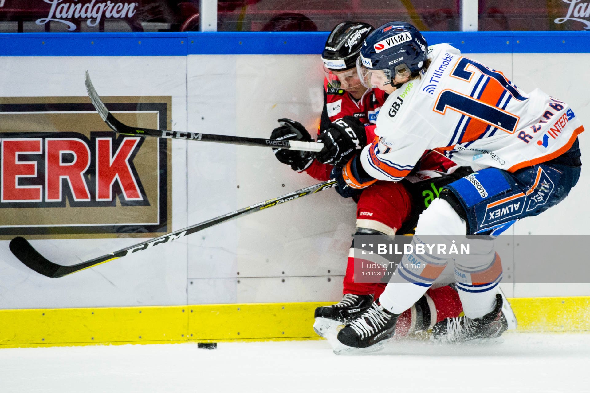 Malmö Redhawks Johan Olofsson trycks till av Växjös