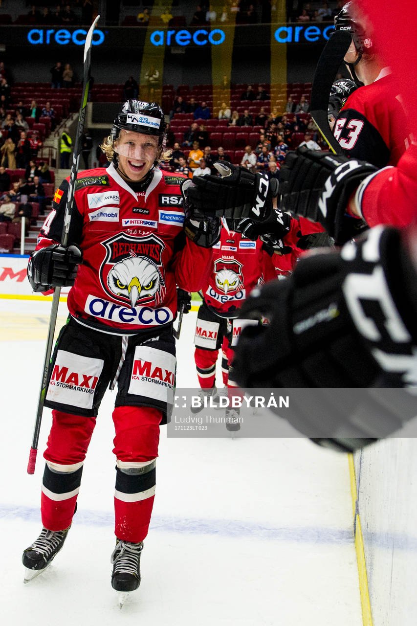 Malmö Redhawks Marcus Sylvegård jublar med lagkamraterna