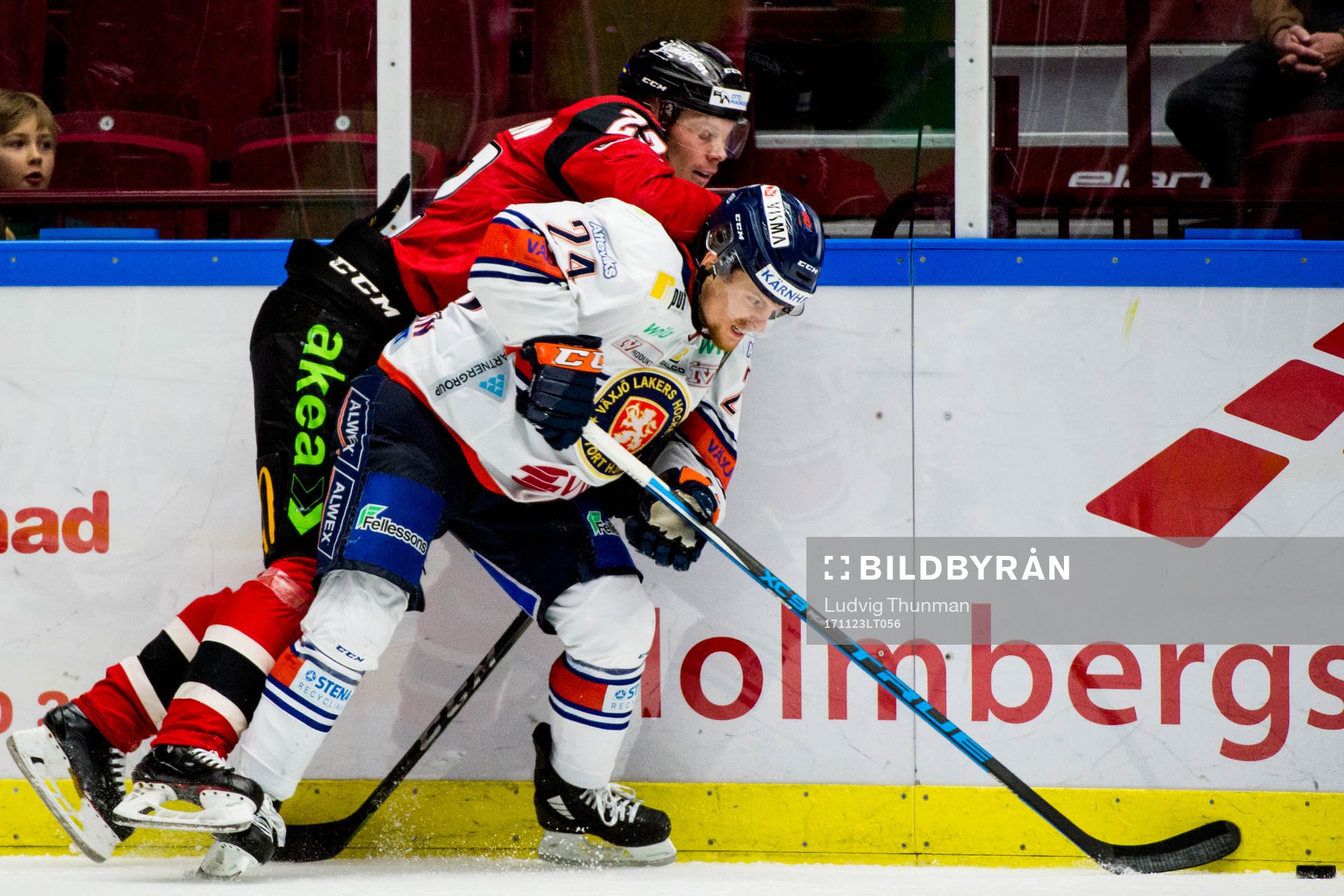 Malmö Redhawks Lars Bryggman i kamp om pucken med Växjös