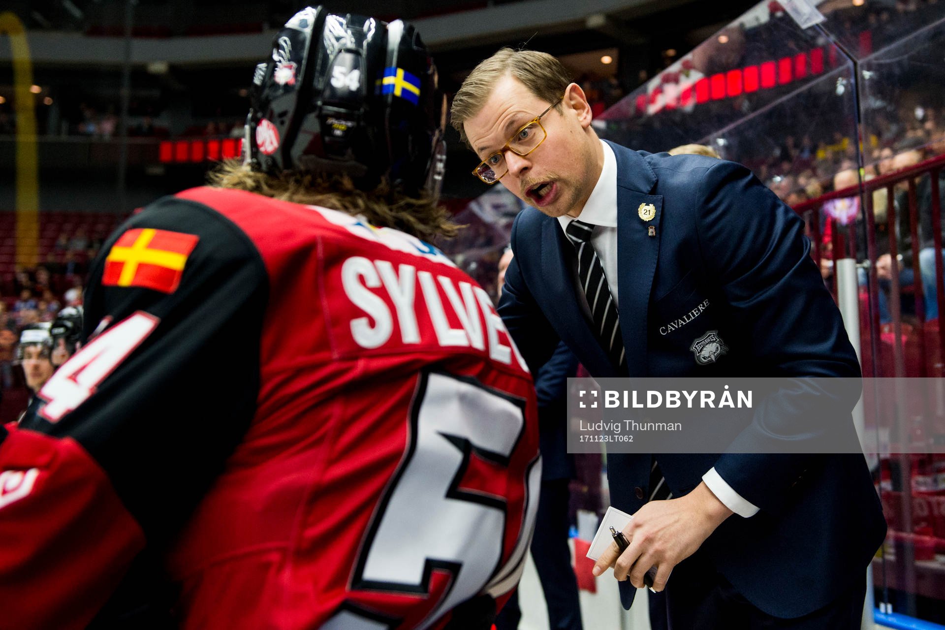 Malmö Redhawks Marcus Sylvegård i samtal med assisterande