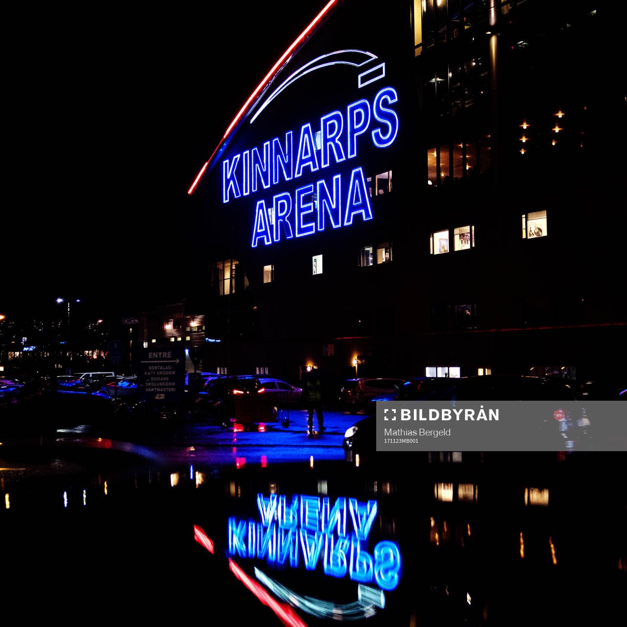 Exteriör vy av Kinnarps Arena i mörker och regn