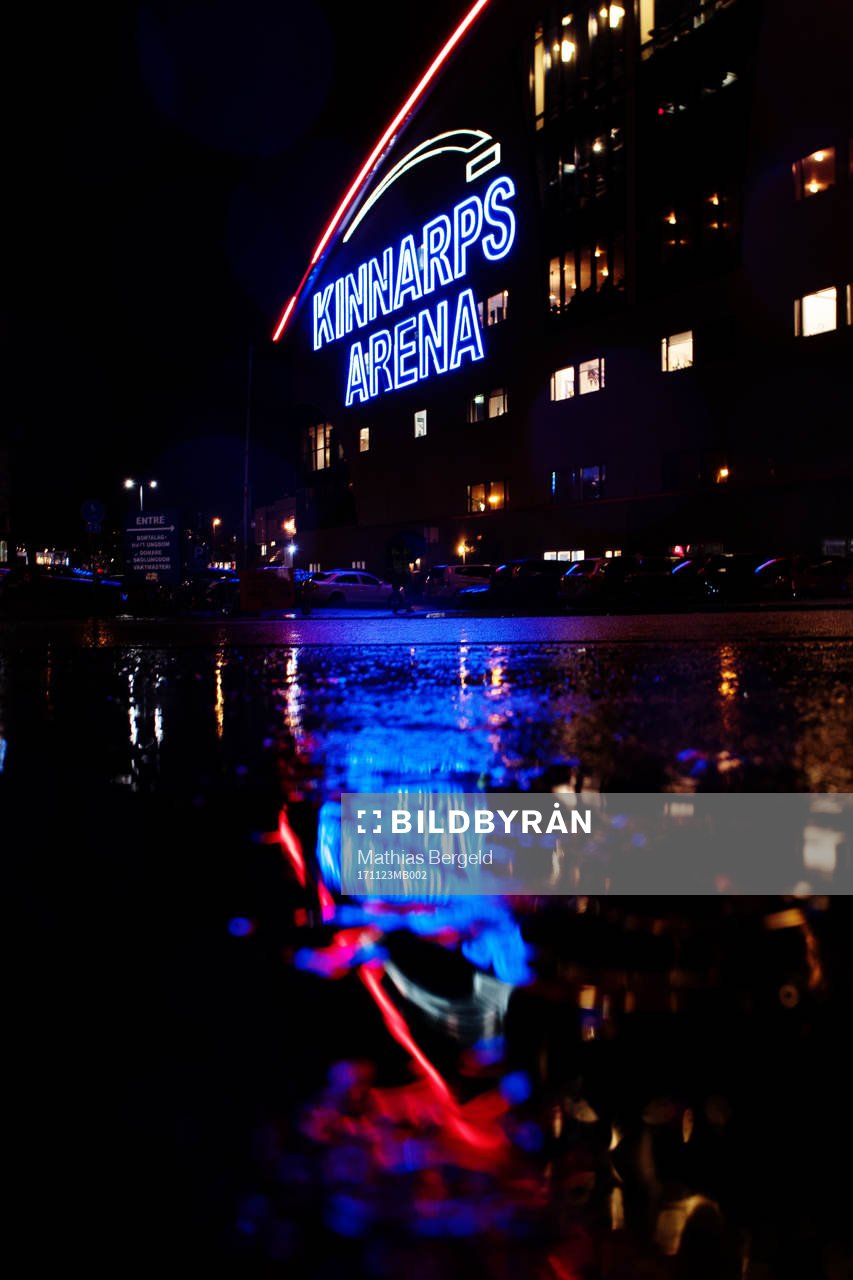 Exteriör vy av Kinnarps Arena i mörker och regn