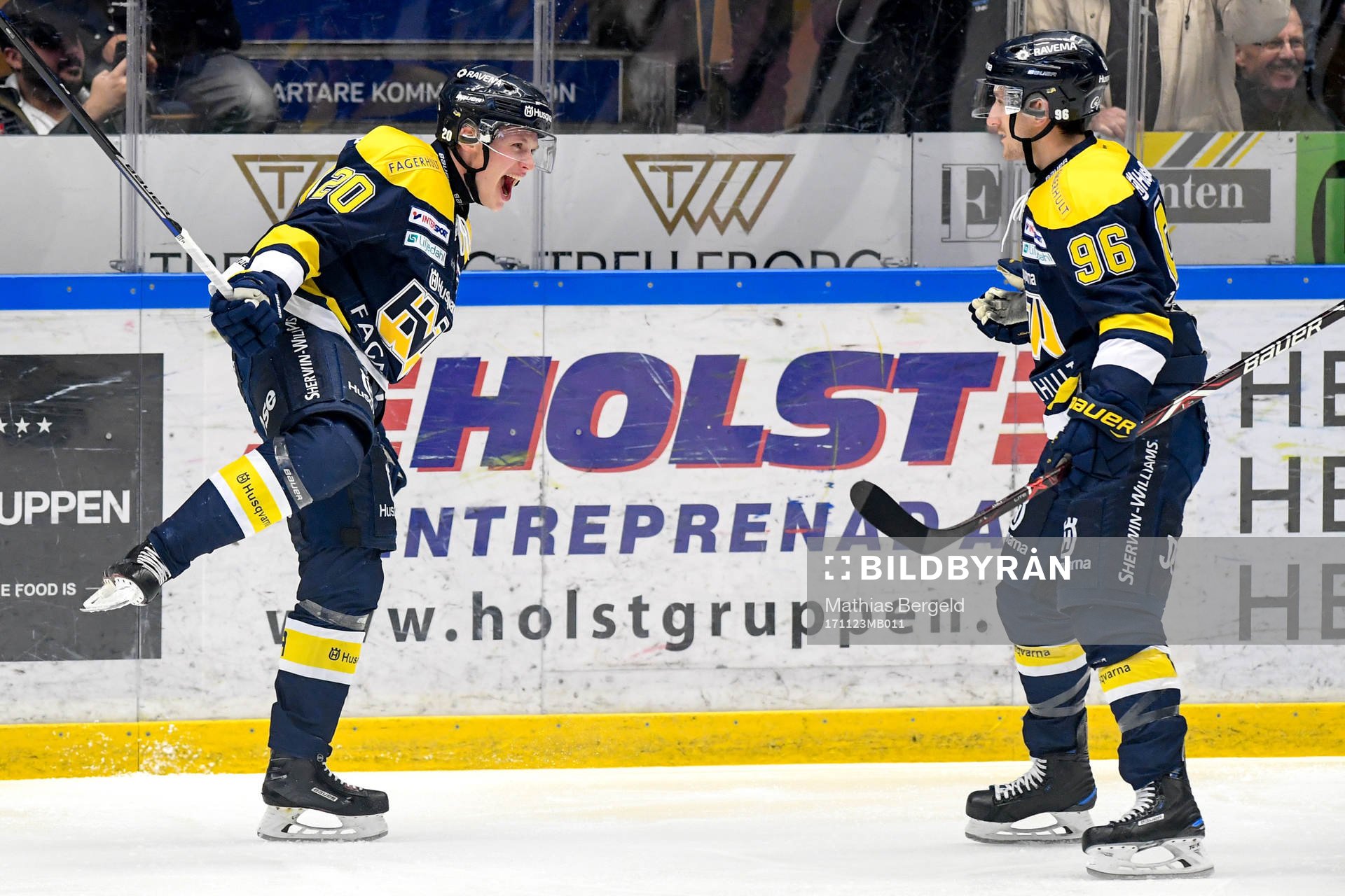 s Lawrence Pilut och Bill Sweatt jublar