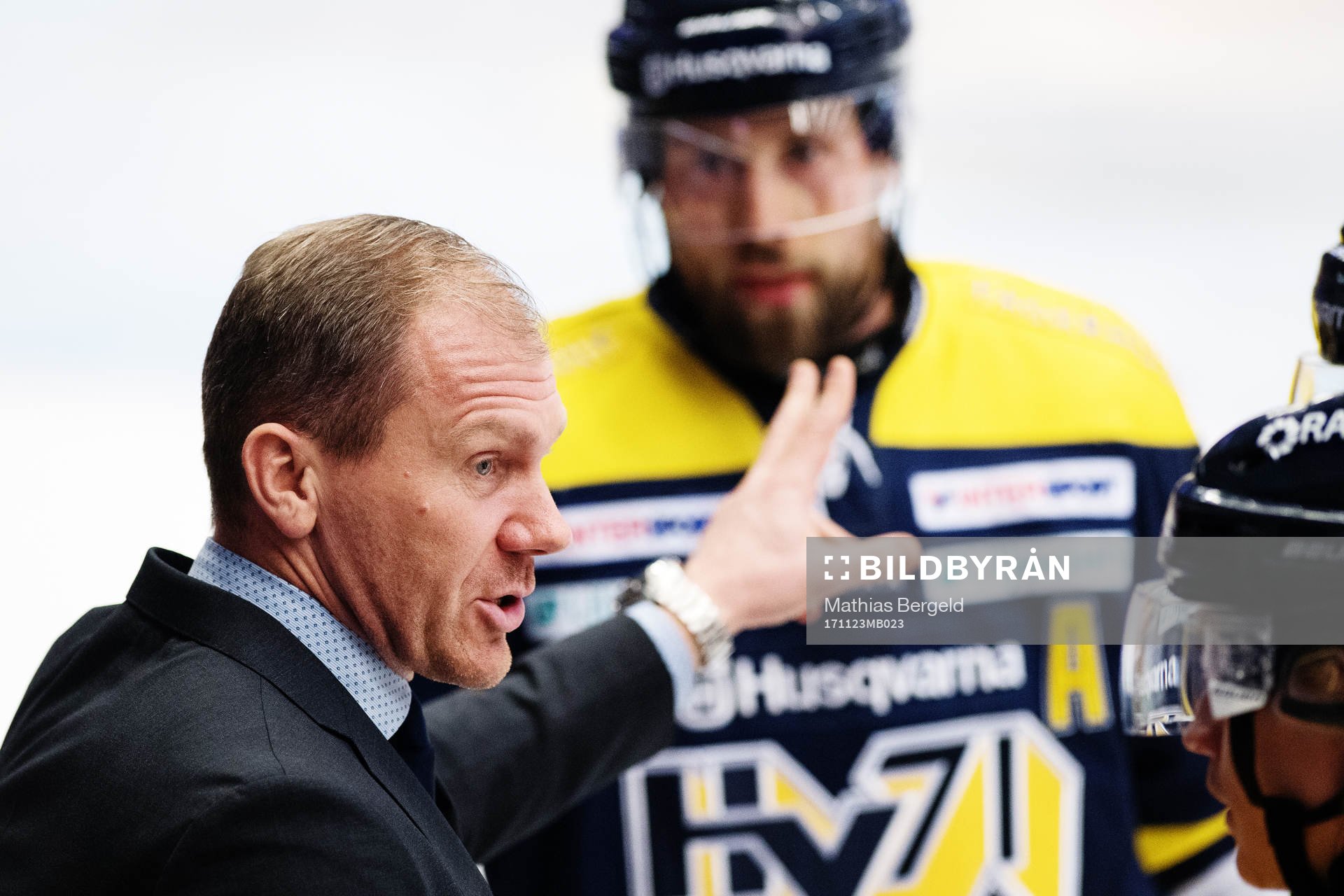 s tränare Johan Lindbom instruerar spelare
