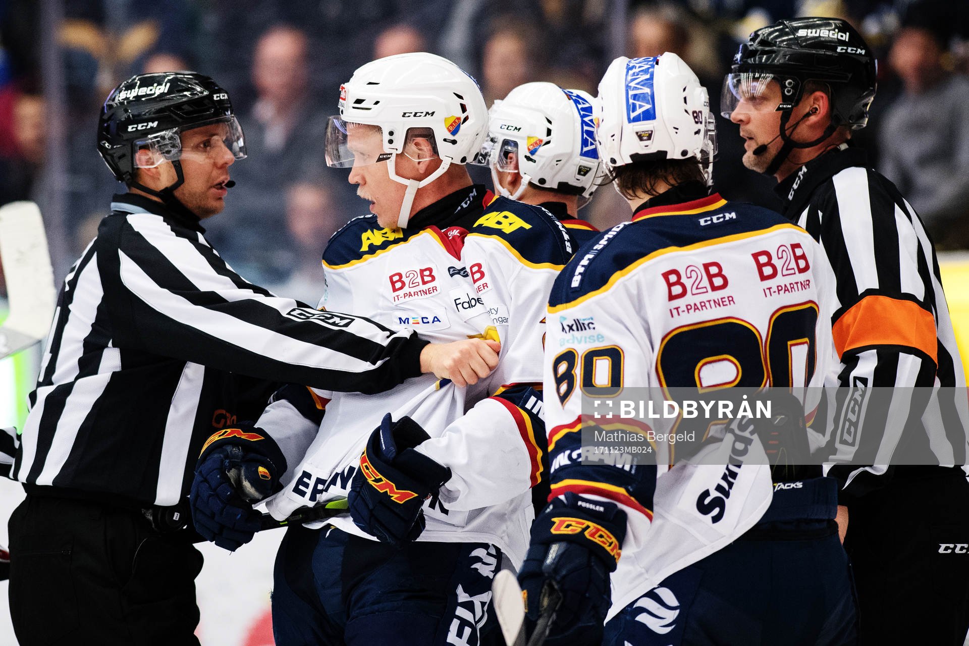 En domare håller undan Djurgårdens Andreas Engqvist i en