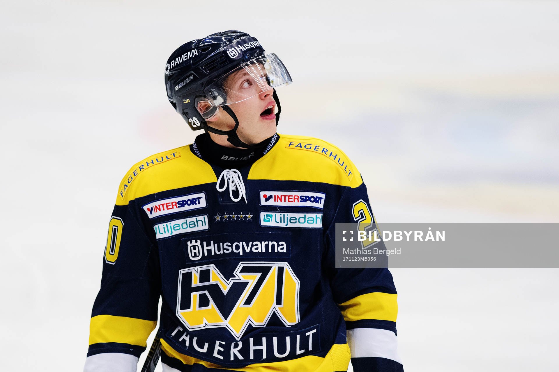 s Lawrence Pilut tittar upp mot jumbotronen (ej i bild)