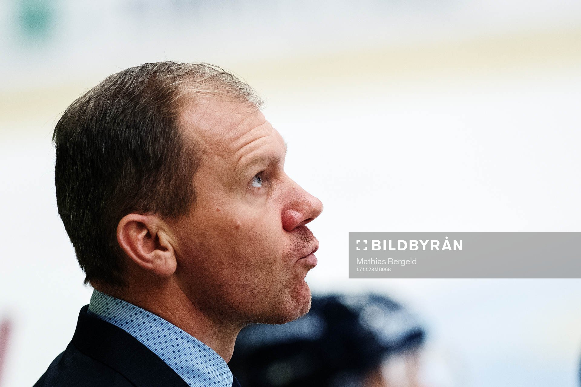 s tränare Johan Lindbom tittar uppåt
