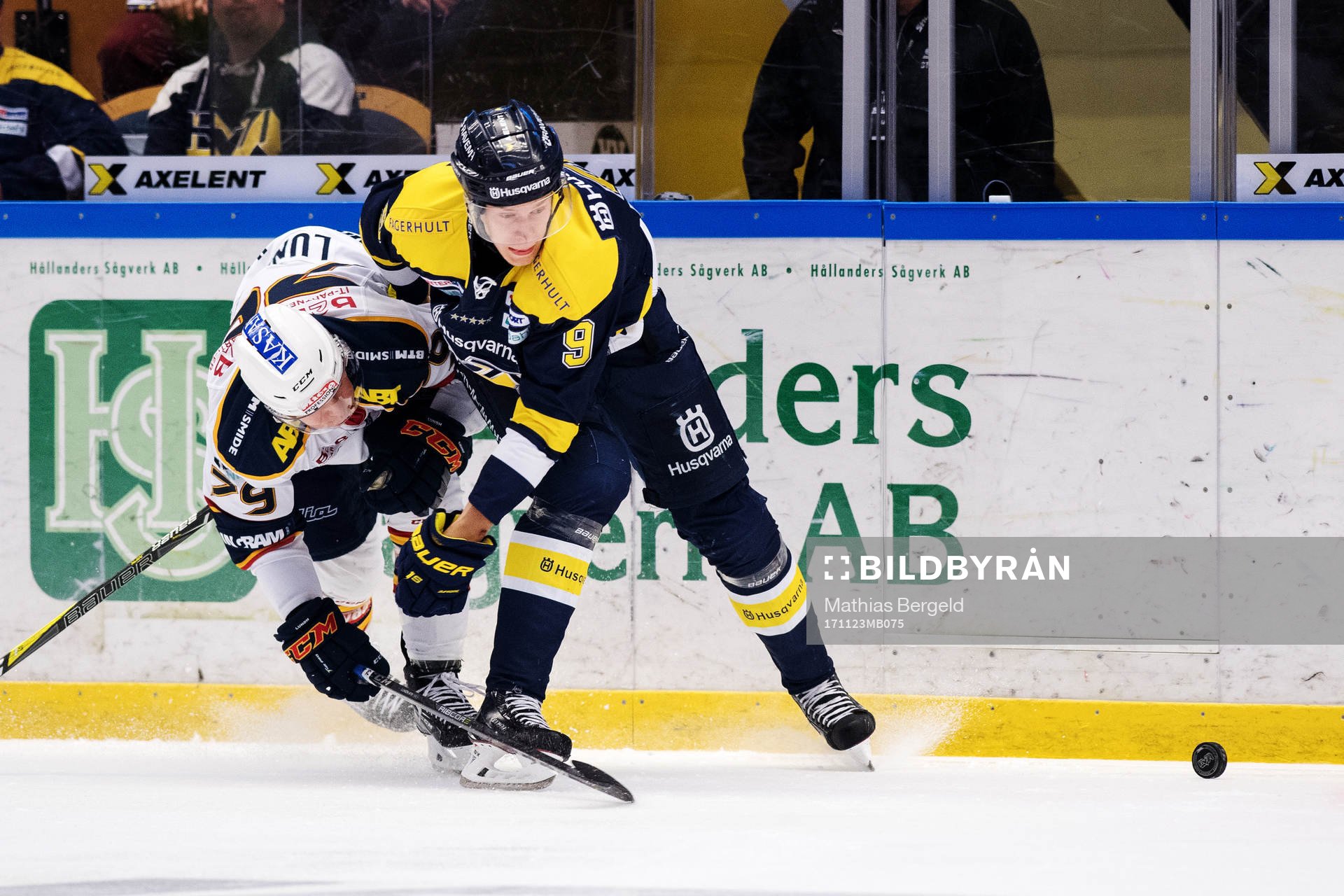 s Victor Ejdsell i kamp om pucken