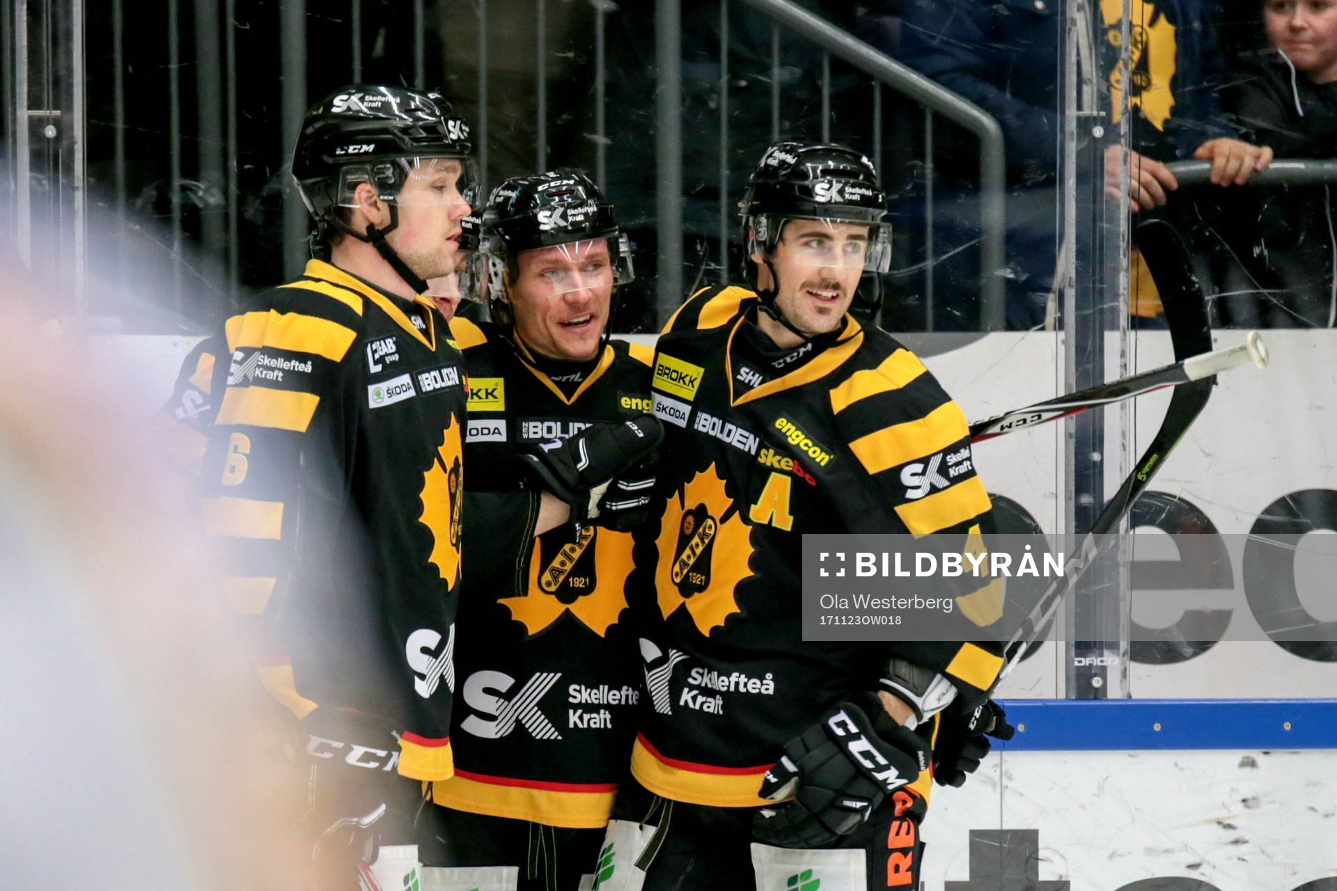 Skellefteås Jesper Olofsson jublar med lagkamrater