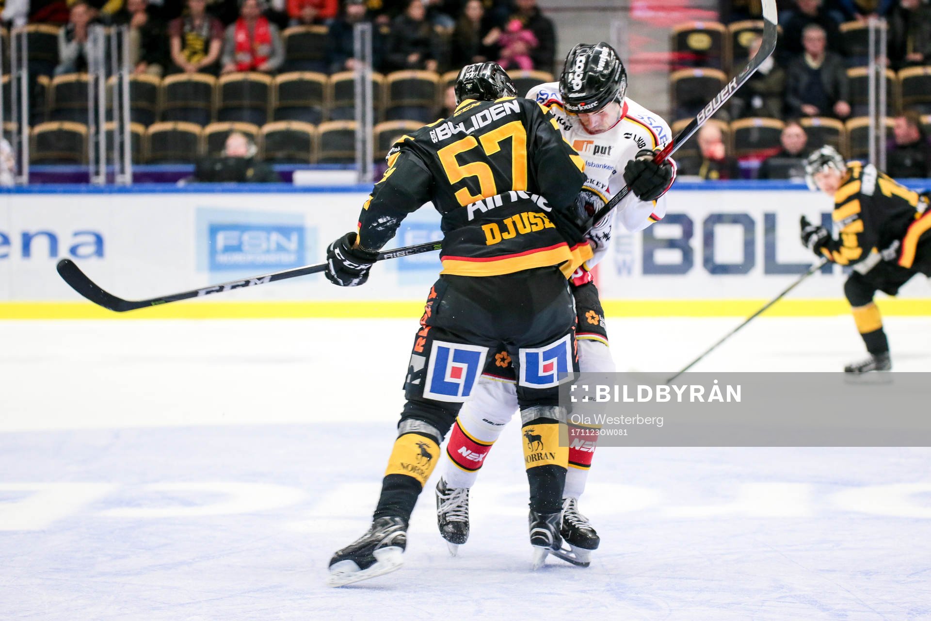 Skellefteås Emil Djuse tacklar en Luleåspelare