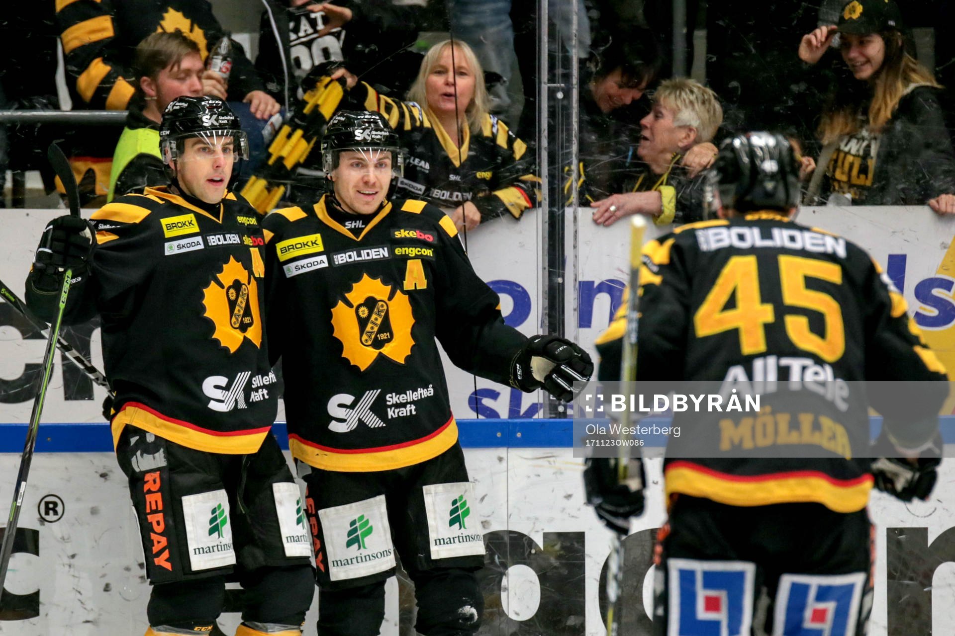 Skellefteås Pär Lindholm jublar med lagkamrater