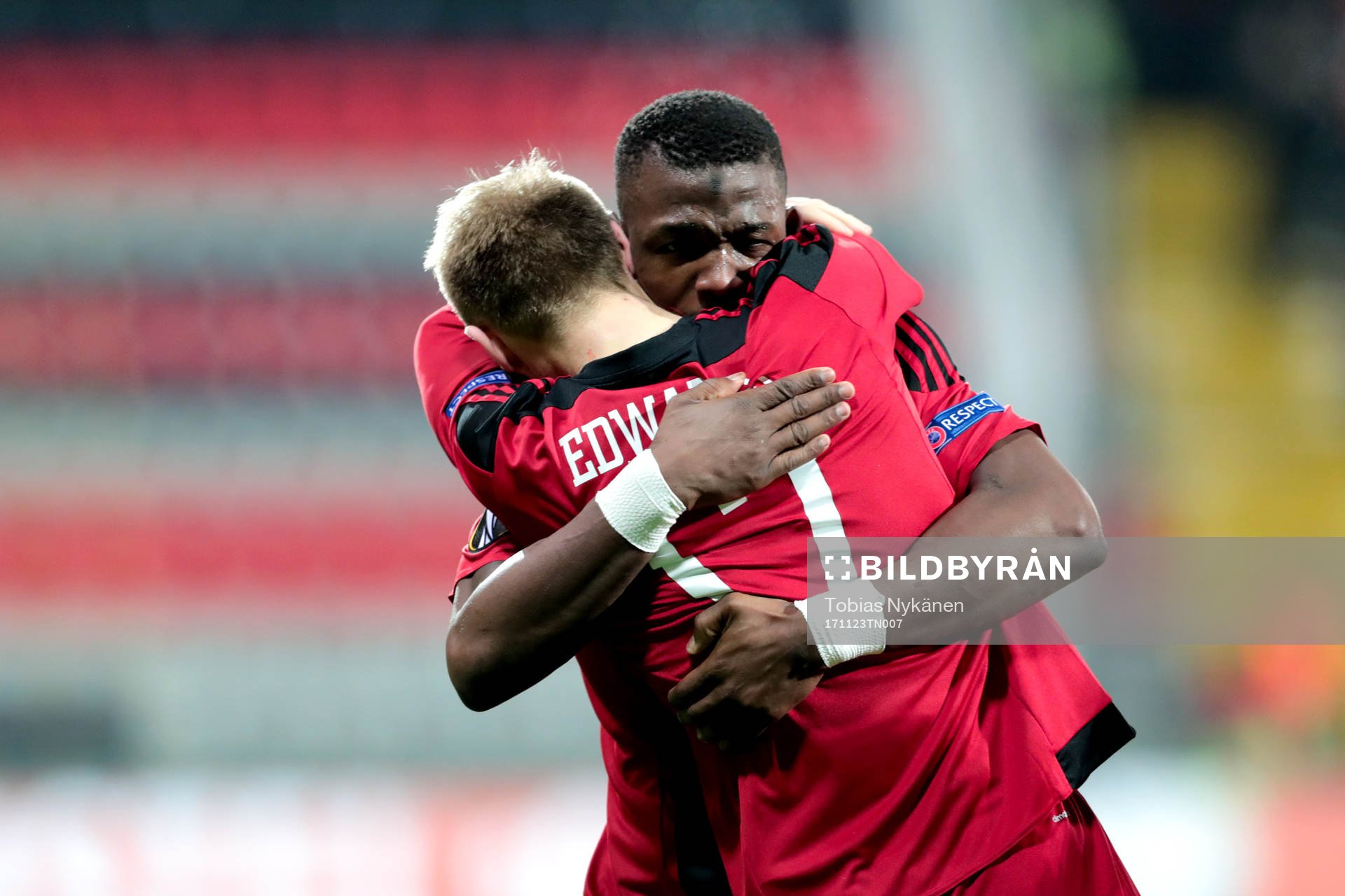 Östersunds Curtis Edwards och Salisu Abdullahi Gero jublar
