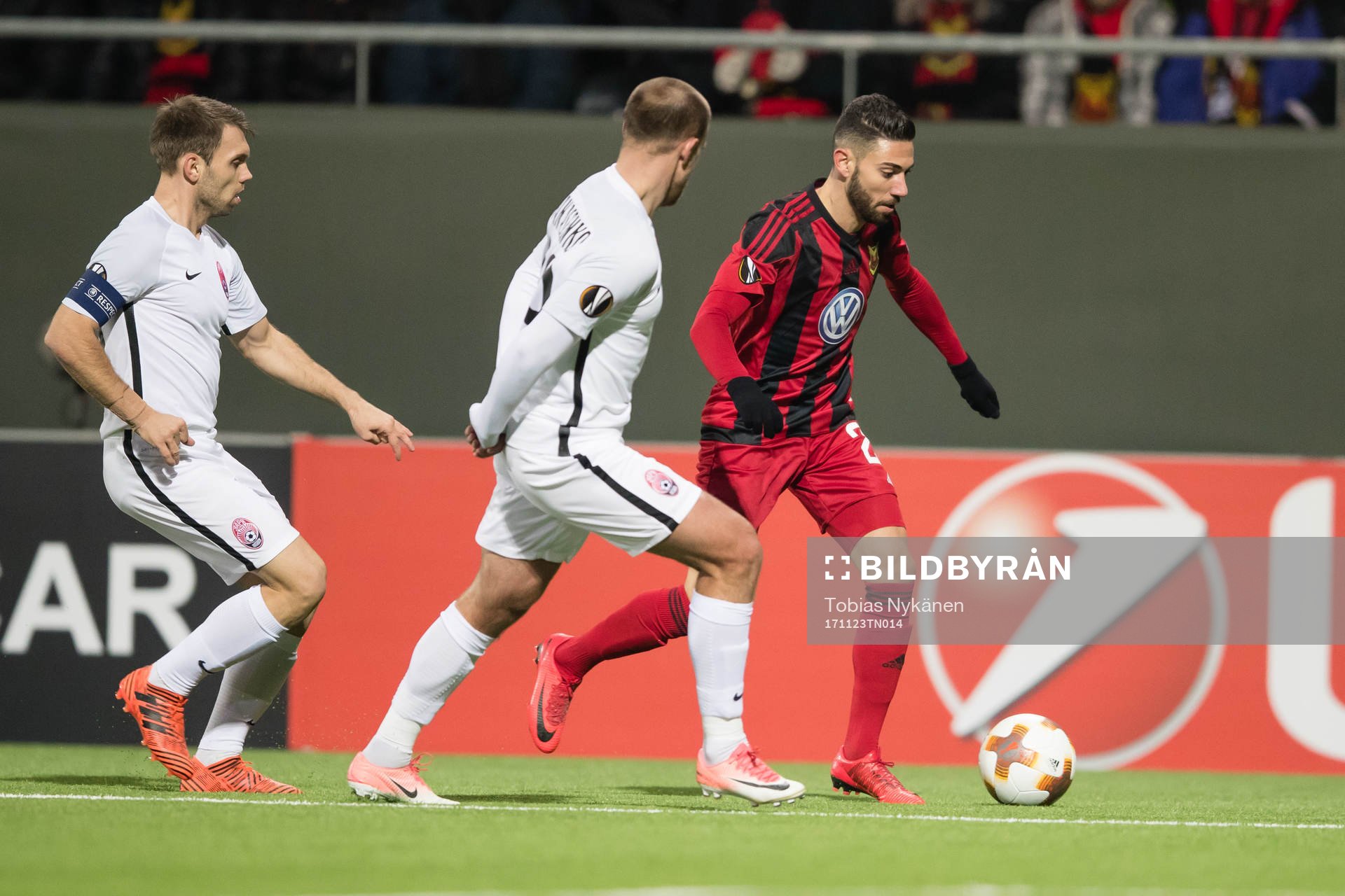 Östersunds Gabriel Somi mot Zorja Luhansks försvar