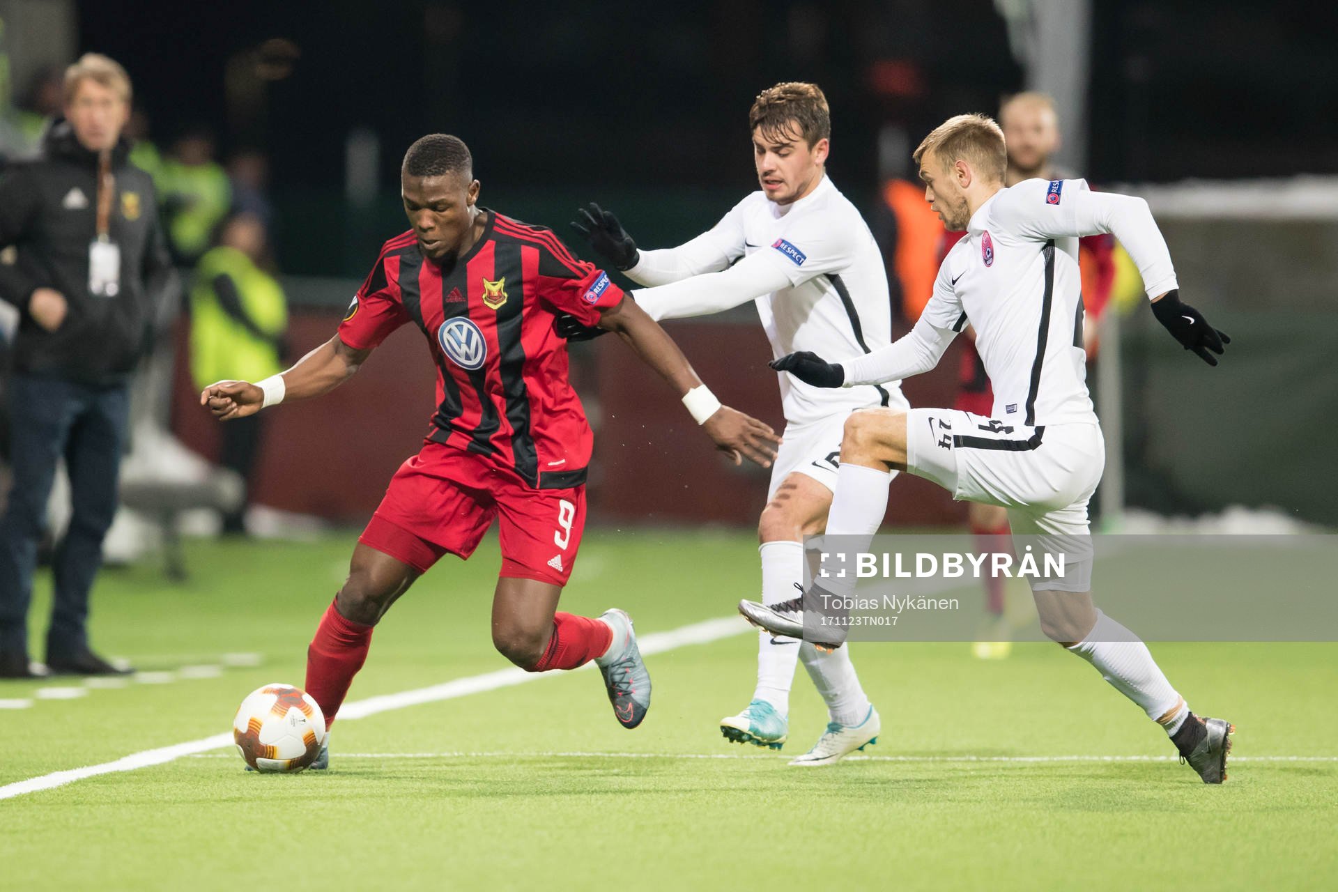Östersunds Alhaji Gero mot Zorja Luhansks försvar