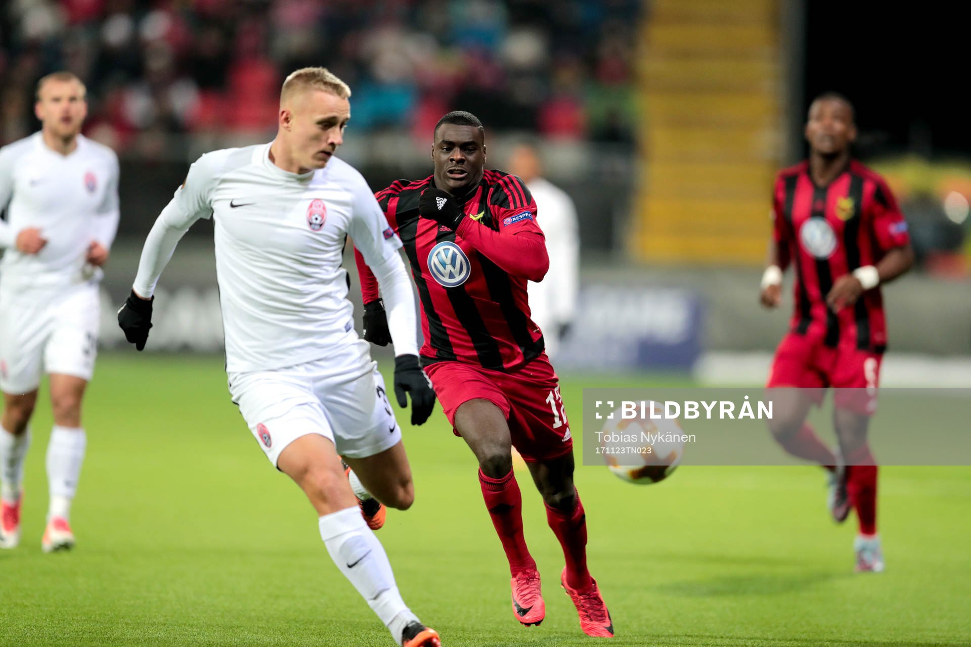 Zorja Luhansks Oleksandr Svatok och Östersunds Ken Sema